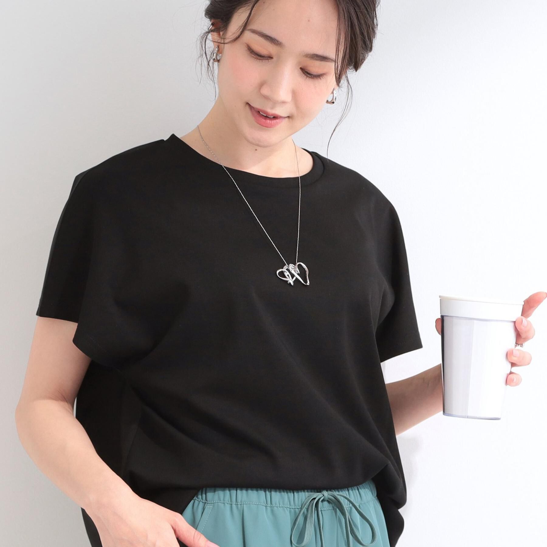 SHOO･LA･RUE「【体型カバー/S-LL】インせず着られる ひんやりシャツ素材切替Tシャツ」|Tシャツ・カットソー|ブラック(019)