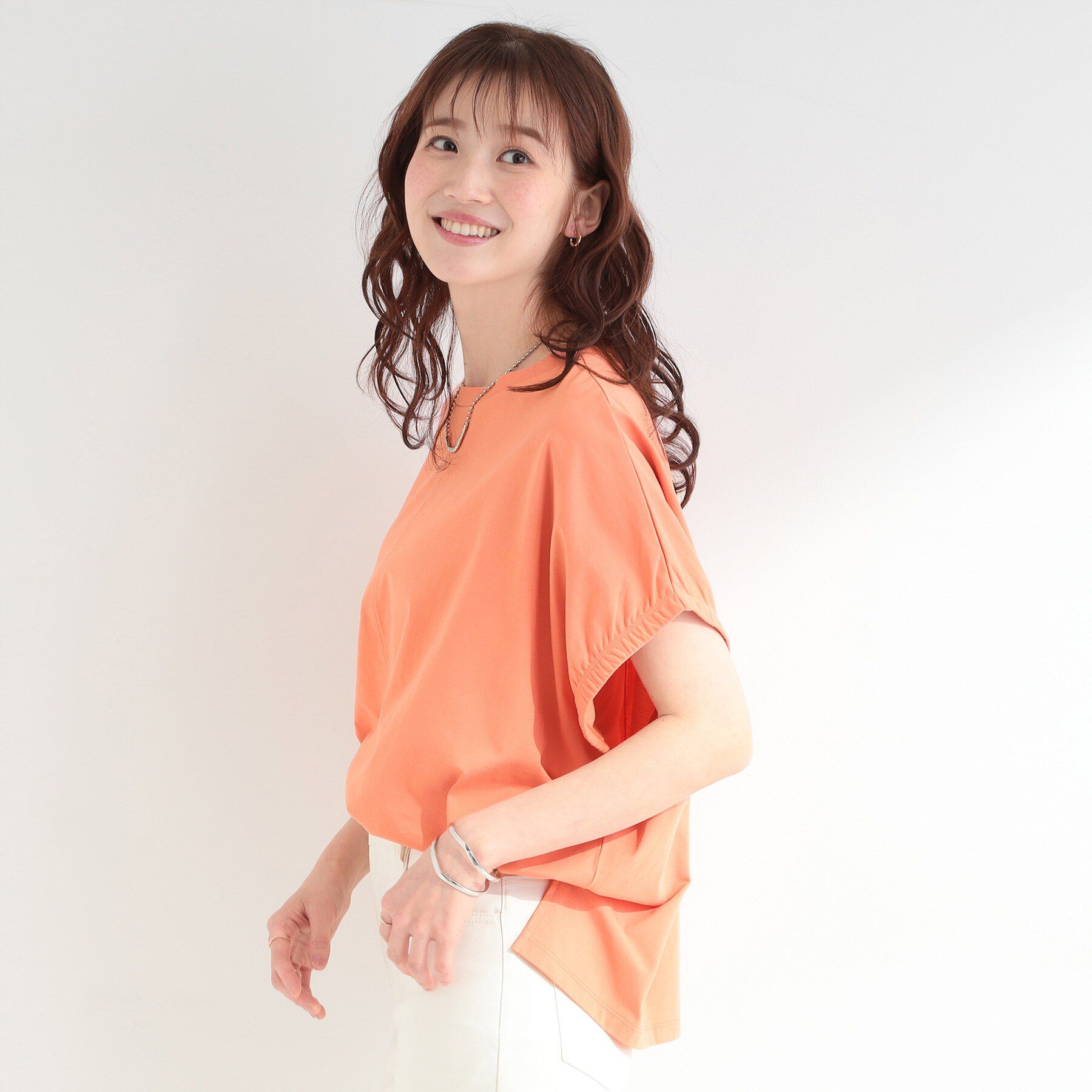 SHOO･LA･RUE「【ひんやり/洗濯機可】シンプルにこなれて見せる お袖ギャザードルマンTシャツ」|Tシャツ・カットソー|