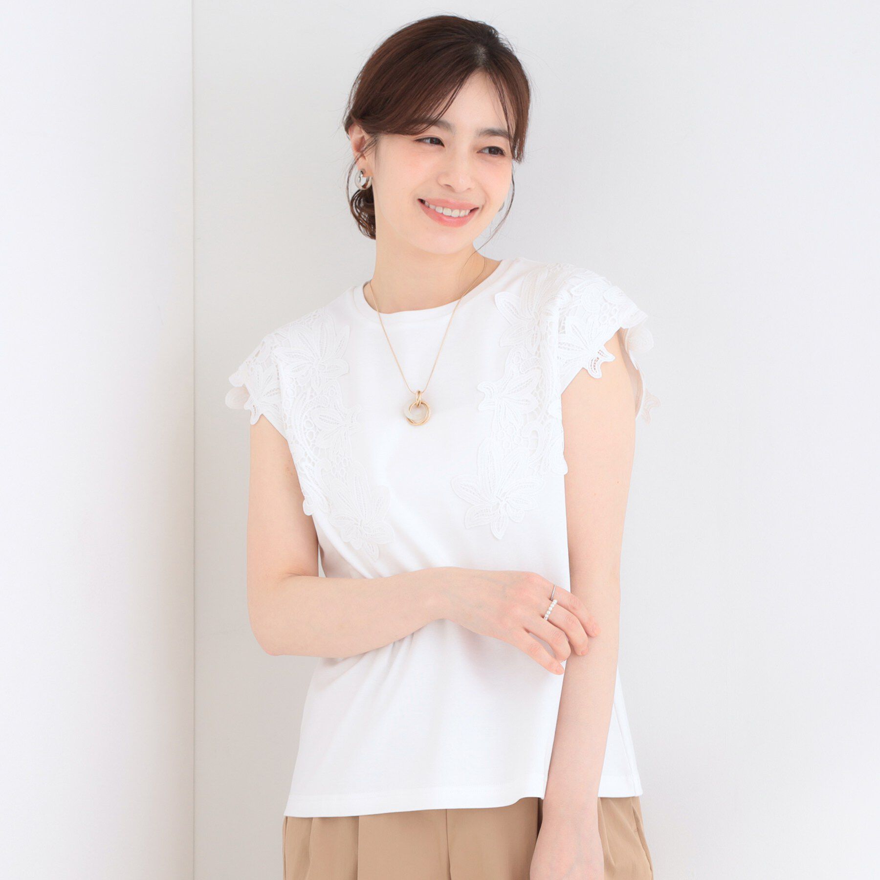 SHOO･LA･RUE「【ひんやり/S-LL/洗濯機可】女性らしさ溢れるモチーフレース スムースTシャツ」|Tシャツ・カットソー|
