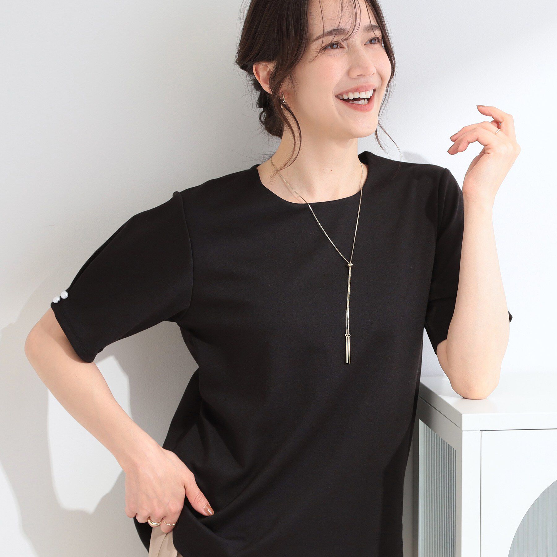 SHOO･LA･RUE「【2点セット/洗濯機可/S-LL】ネックレス付き お袖パールブラウス」|Tシャツ・カットソー|ブラック(019)