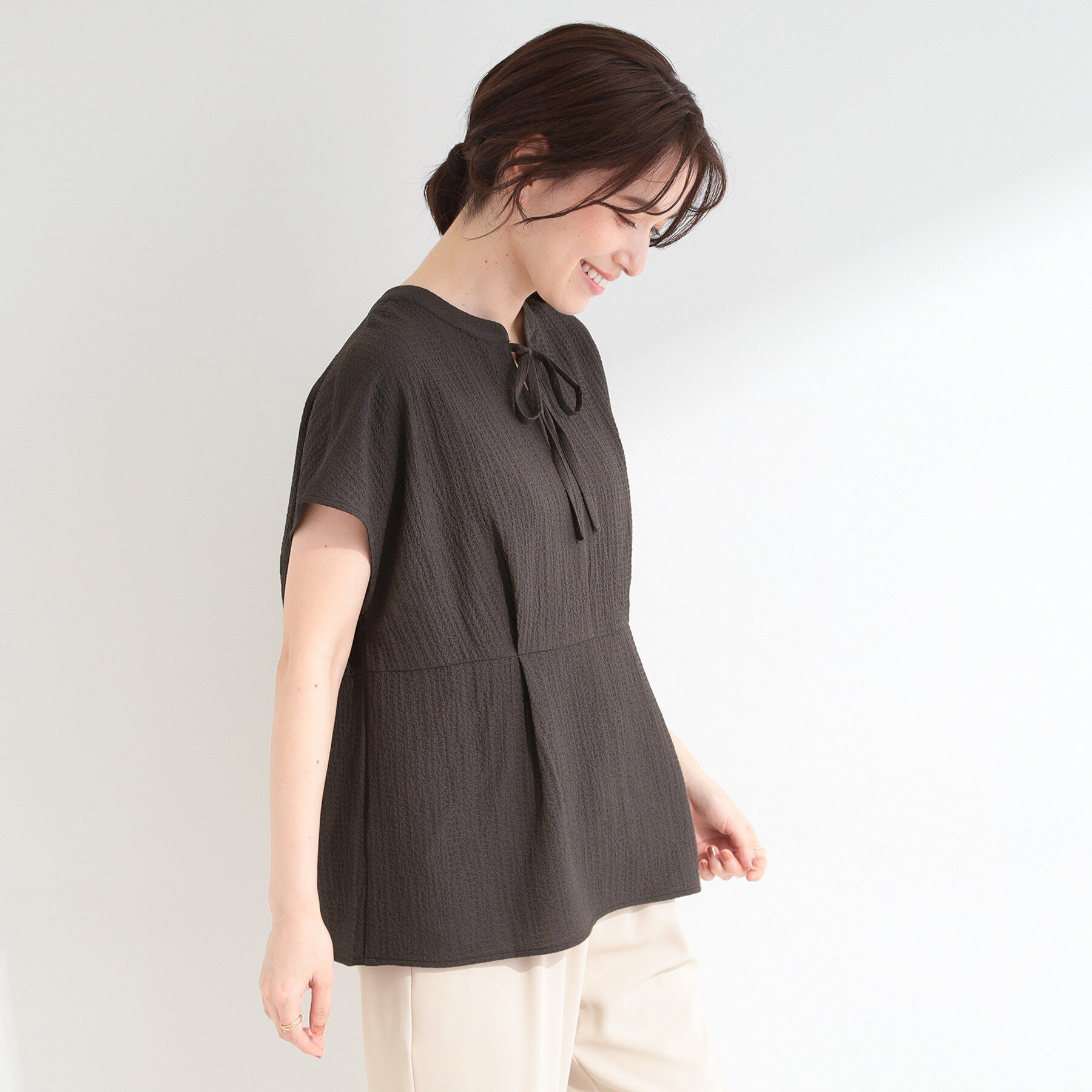 SHOO･LA･RUE「【前後2WAY/S-LL/洗濯機可】インしない リボンがアクセント ウエストタックブラウス」|シャツ・ブラウス|