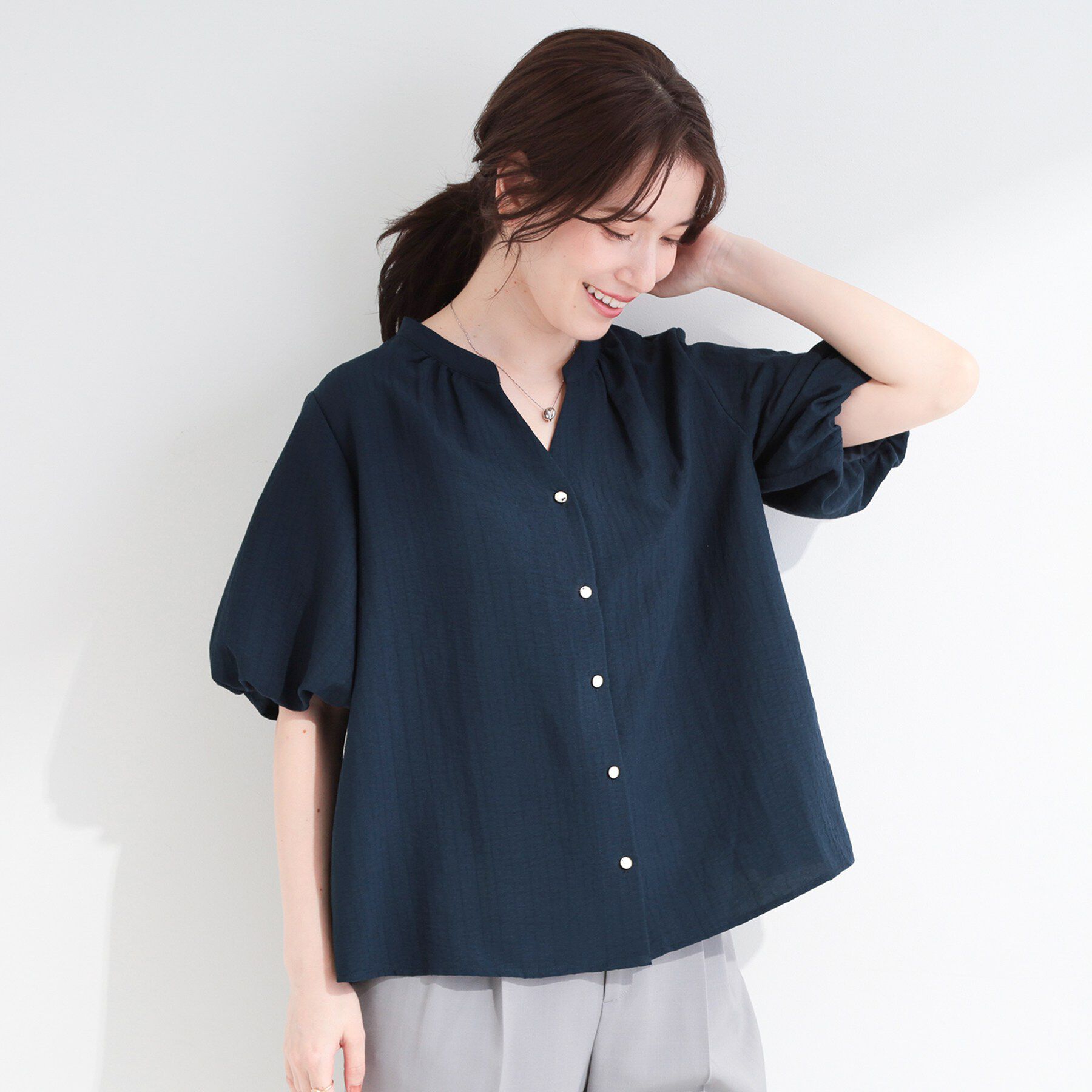 SHOO･LA･RUE「【洗濯機可】バルーンスリーブで二の腕カバー キーネック5分袖ブラウス」|シャツ・ブラウス|