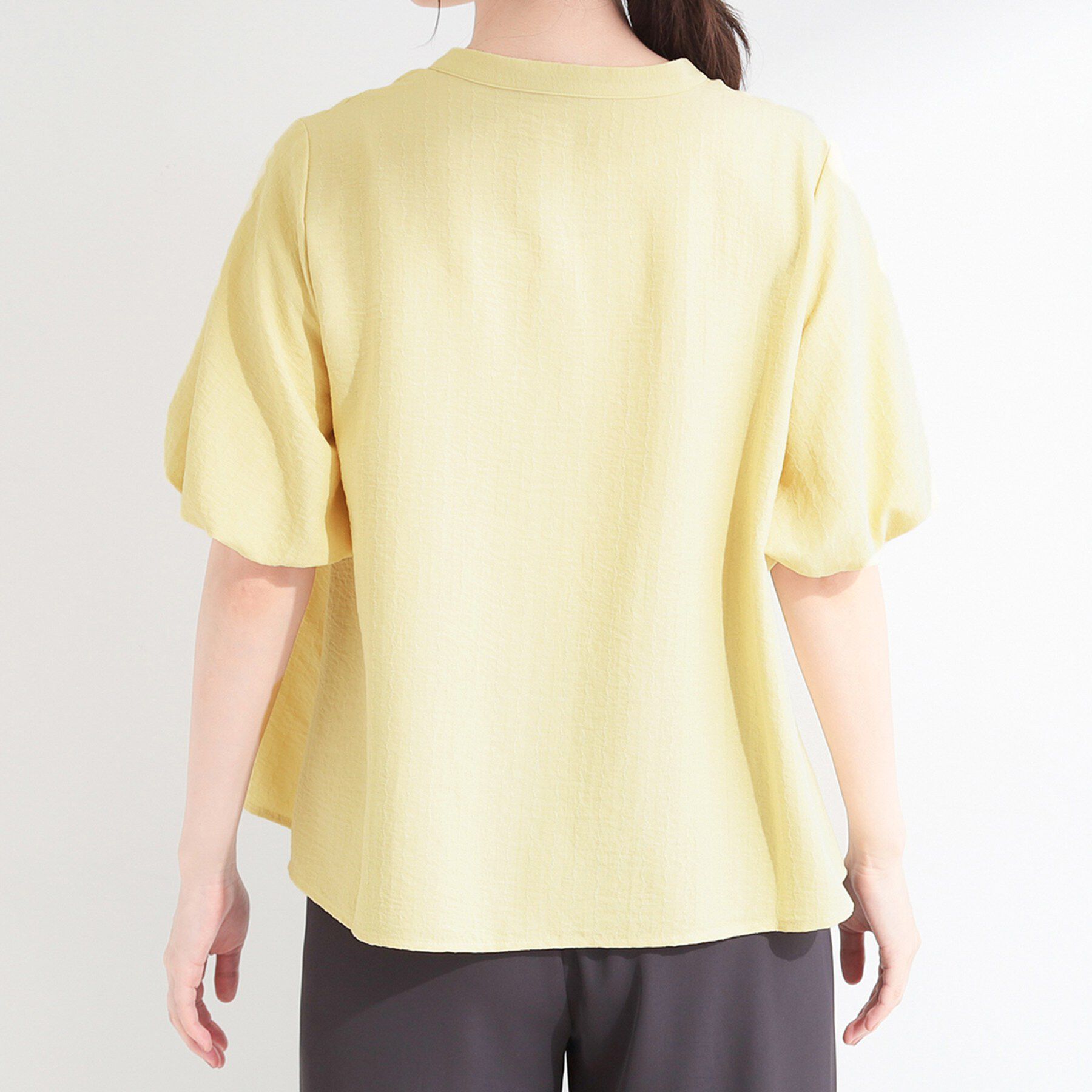 SHOO･LA･RUE「【洗濯機可】バルーンスリーブで二の腕カバー キーネック5分袖ブラウス」|シャツ・ブラウス|