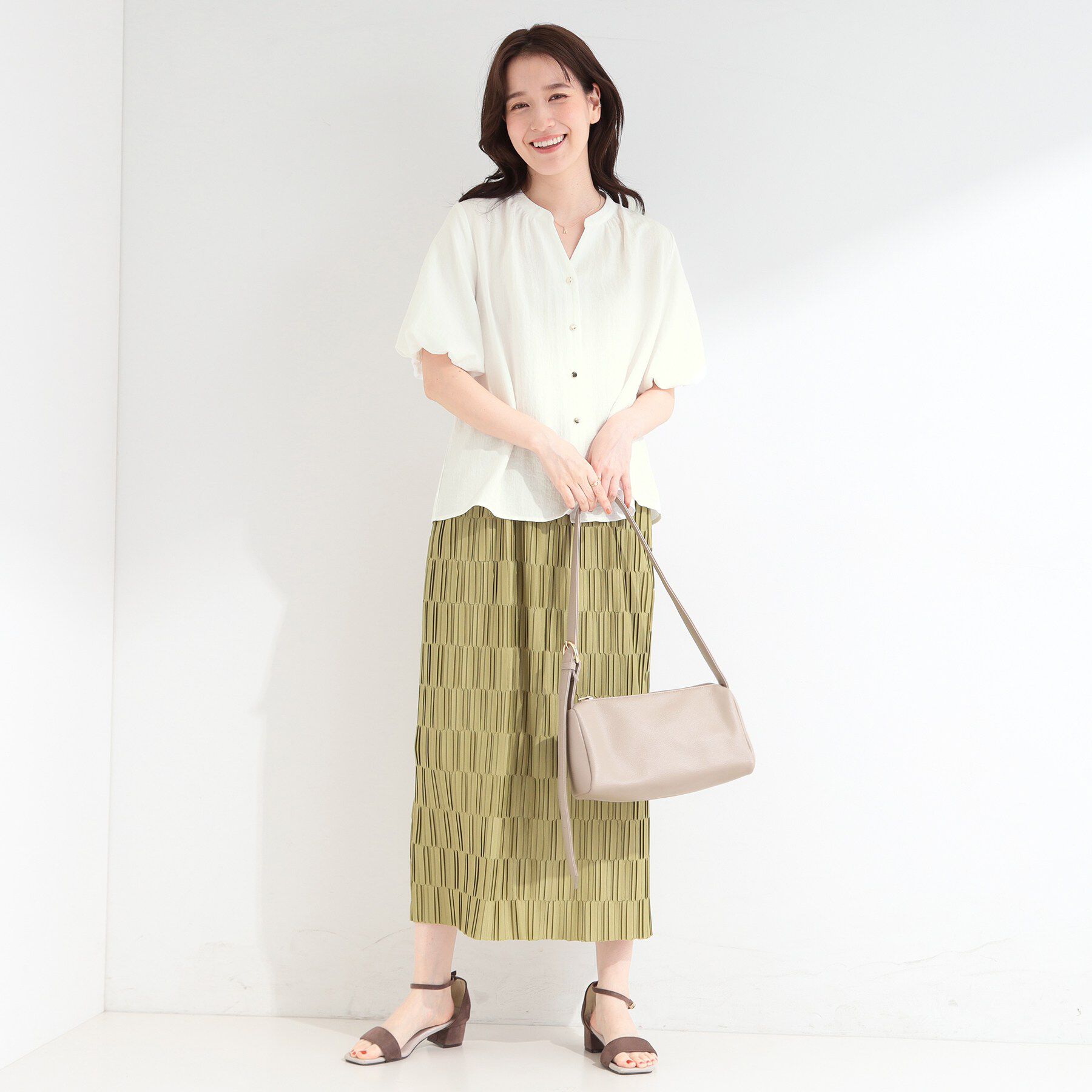 SHOO･LA･RUE「【洗濯機可】バルーンスリーブで二の腕カバー キーネック5分袖ブラウス」|シャツ・ブラウス|