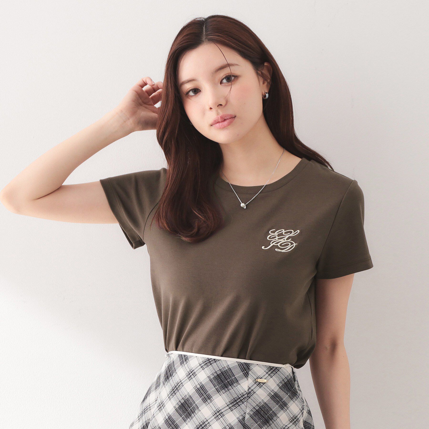 index「【接触冷感】エンブレムロゴ刺繍Tシャツ《UVケア／洗濯機OK》」|Tシャツ・カットソー|ブラウン(844)