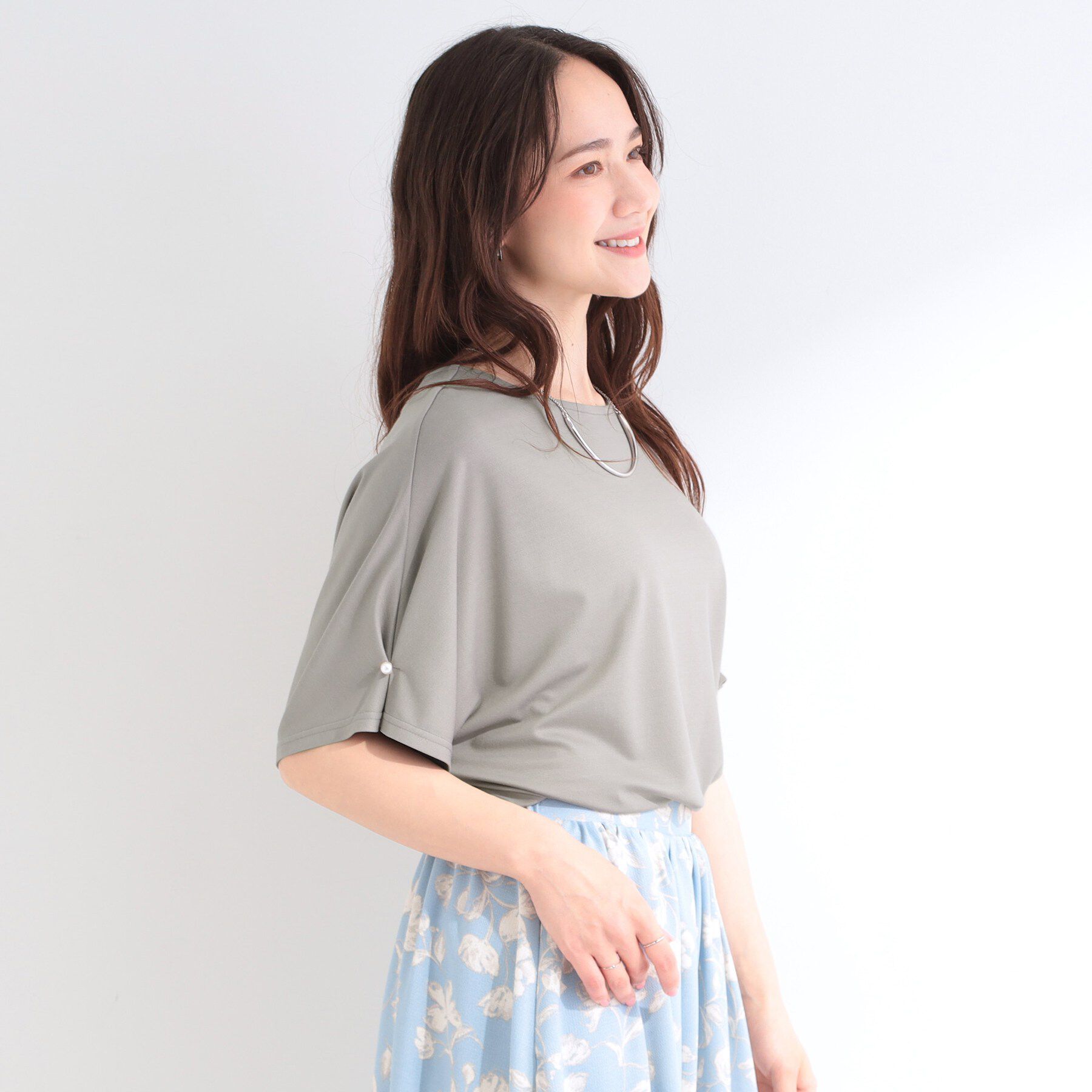 SHOO･LA･RUE「【洗濯機可/S-LL】フェイクパールがアクセント お袖タックドルマンブラウス」|Tシャツ・カットソー|