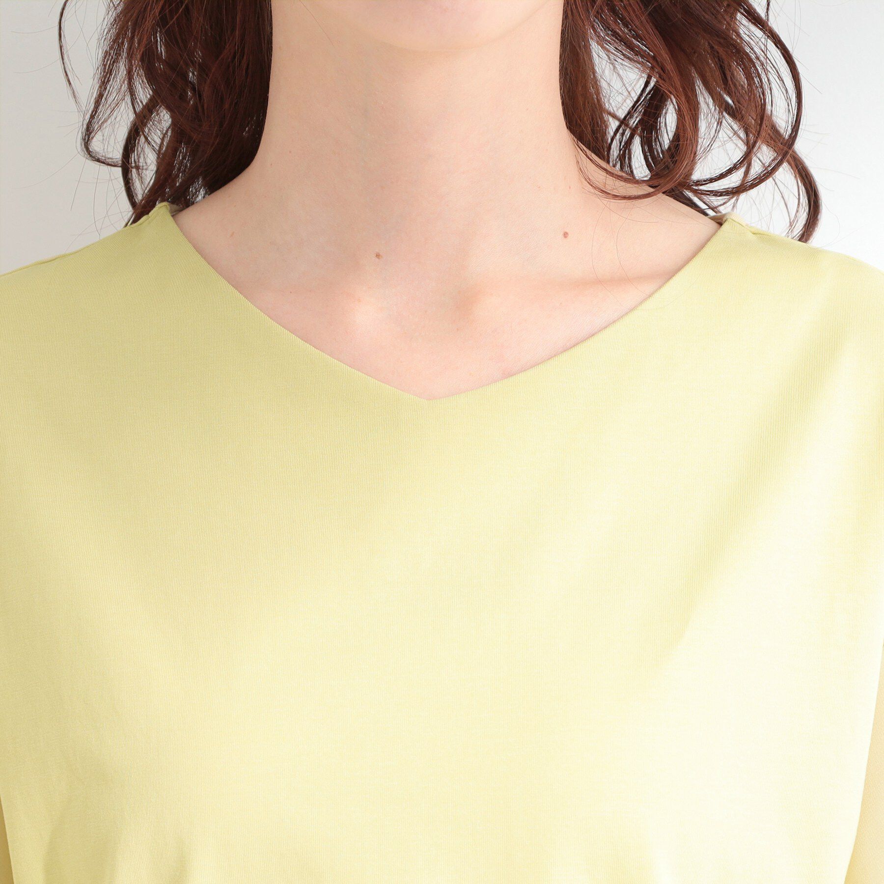 SHOO･LA･RUE「【ひんやり/S-LL/体型カバー】フレアスリーブで二の腕を自然に隠せる 浅VネックTシャツ」|Tシャツ・カットソー|