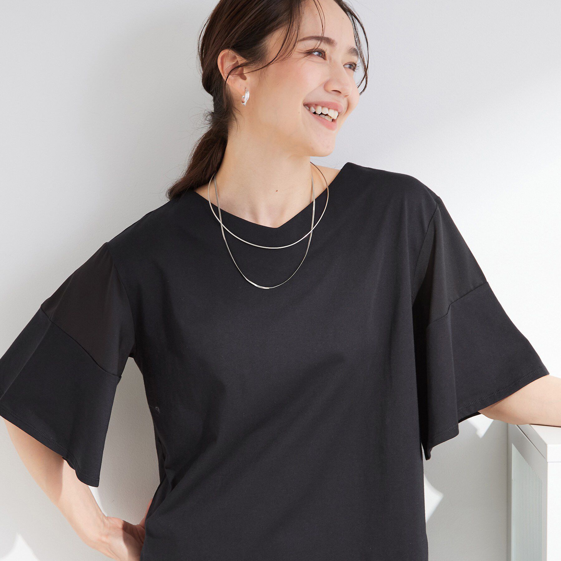 SHOO･LA･RUE「【ひんやり/S-LL/体型カバー】フレアスリーブで二の腕を自然に隠せる 浅VネックTシャツ」|Tシャツ・カットソー|ブラック(019)