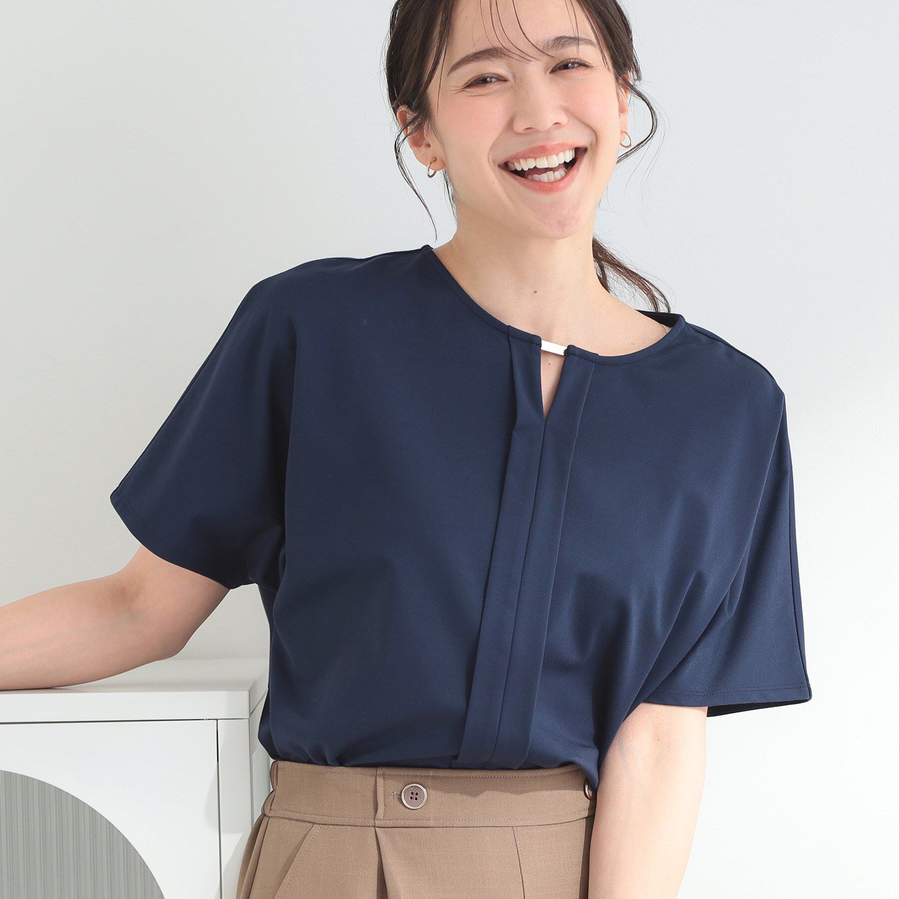 SHOO･LA･RUE「【ひんやり／UV／通勤】洗濯後しわになりにくい メタルポイントスキッパートップス」|シャツ・ブラウス|ネイビー(094)
