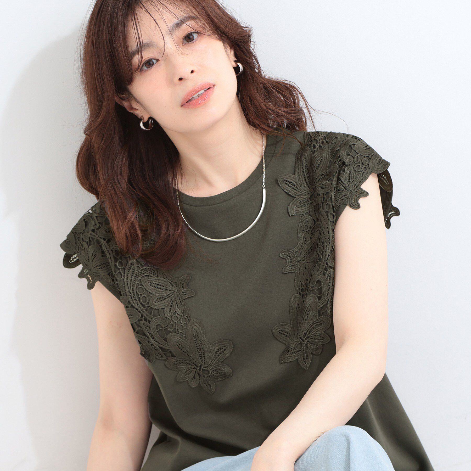 SHOO･LA･RUE「【ひんやり/S-LL/洗濯機可】女性らしさ溢れるモチーフレース スムースTシャツ」|Tシャツ・カットソー|チャコールグレー(0