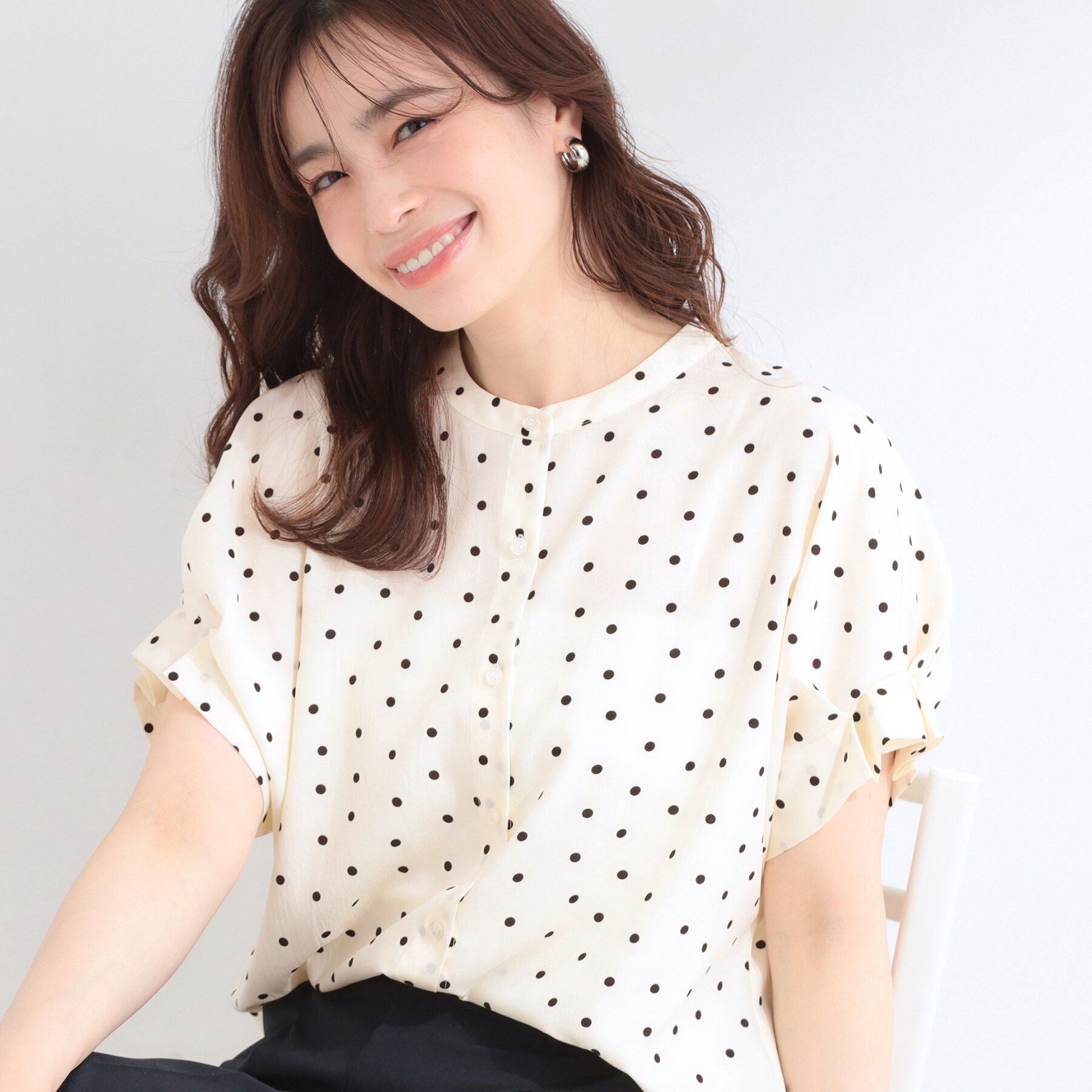 SHOO･LA･RUE「【洗濯機可／洗濯後しわになりにくい】大人の甘さをプラスする ドット柄袖タックブラウス」|シャツ・ブラウス|オフホワイト(103