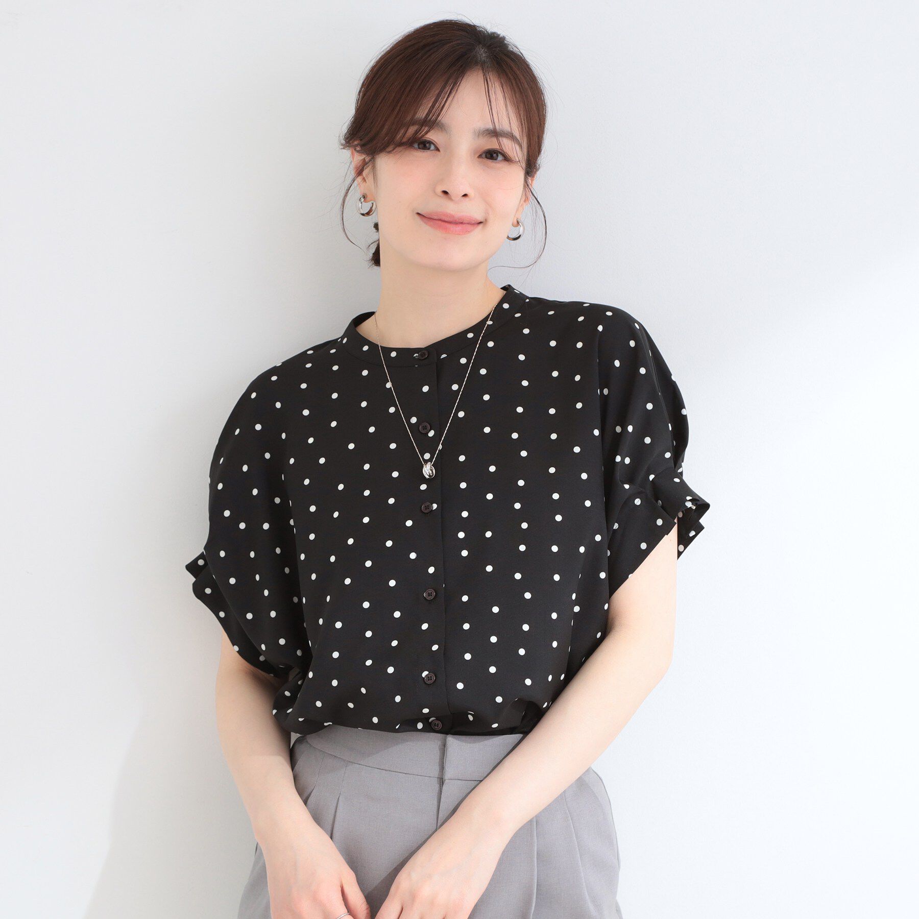 SHOO･LA･RUE「【洗濯機可／洗濯後しわになりにくい】大人の甘さをプラスする ドット柄袖タックブラウス」|シャツ・ブラウス|