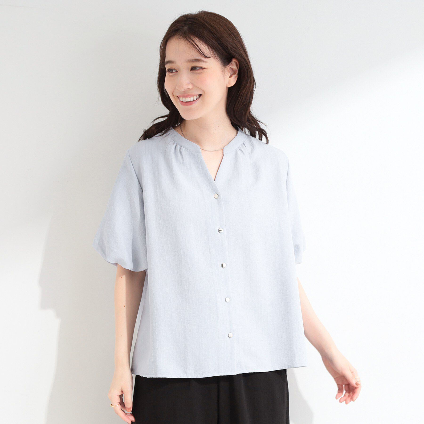 SHOO･LA･RUE「【洗濯機可】バルーンスリーブで二の腕カバー キーネック5分袖ブラウス」|シャツ・ブラウス|