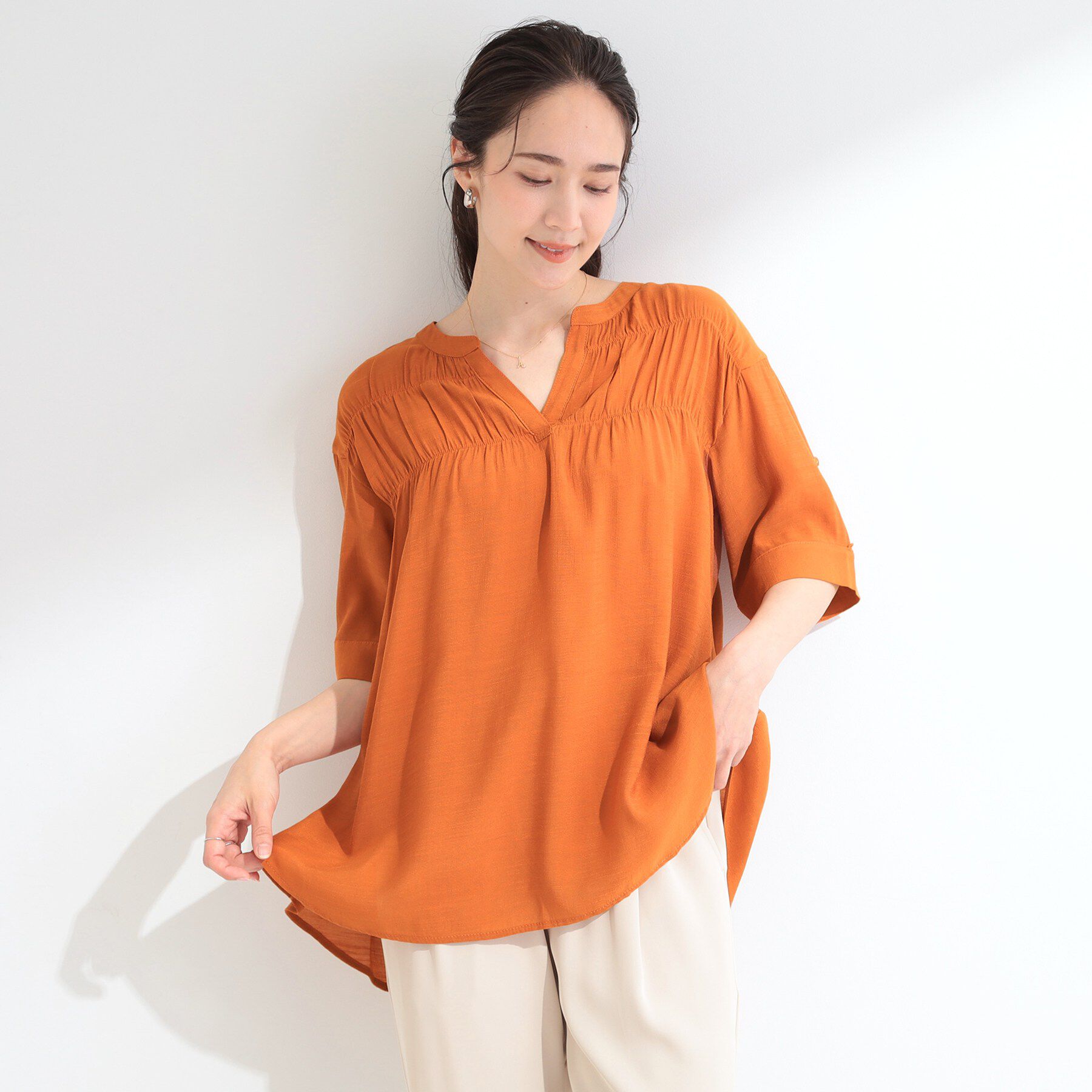 SHOO･LA･RUE「【ひんやり/UV】お袖の長さが調整出来る シャーリングスキッパーブラウス」|シャツ・ブラウス|