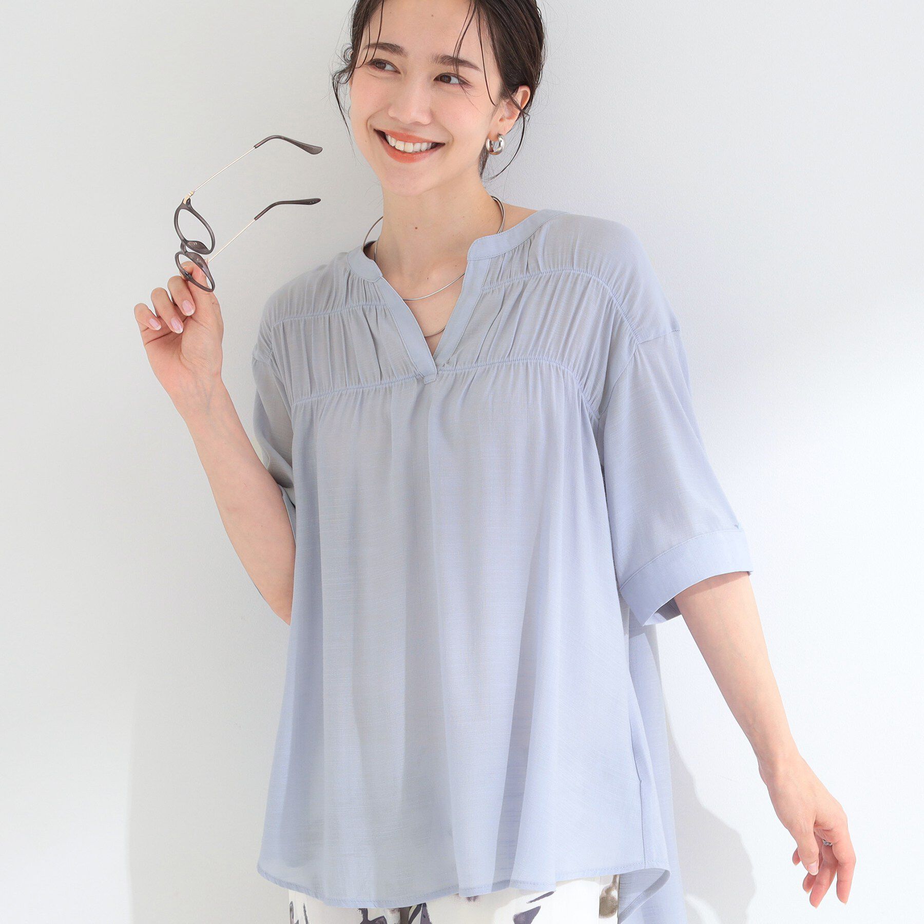 SHOO･LA･RUE「【ひんやり/UV】お袖の長さが調整出来る シャーリングスキッパーブラウス」|シャツ・ブラウス|ブルー(091)
