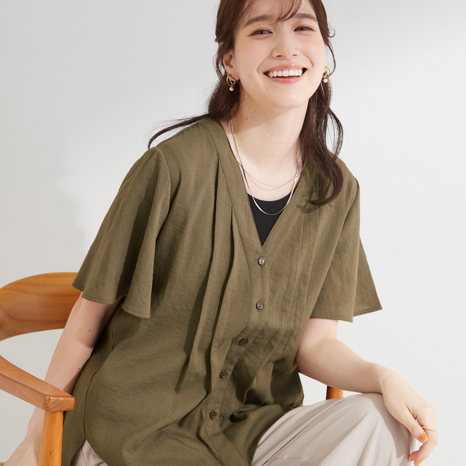 SHOO･LA･RUE「【セットアップ可/洗濯機可】サラっと着られる 麻調Ⅴネックタックブラウス」|シャツ・ブラウス|カーキ(027)