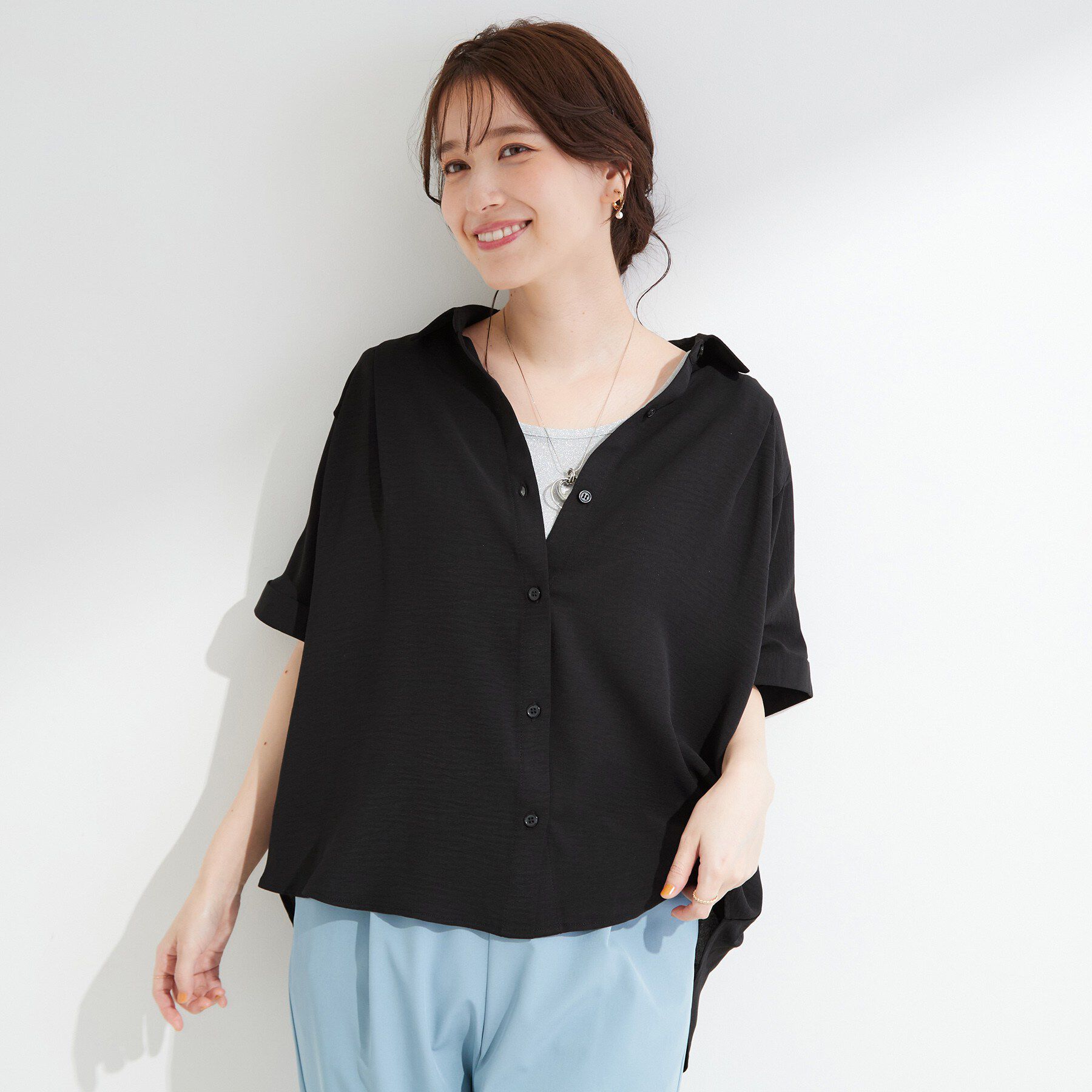 SHOO･LA･RUE「【ひんやり/洗濯後しわになりにくい/体型カバー】二の腕も隠せる　お袖ロールアップ半袖シャツ」|シャツ・ブラウス|