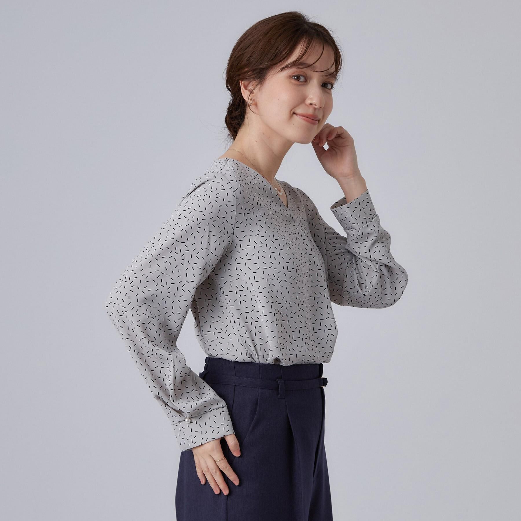 SHOO･LA･RUE「【通勤/UV/洗濯後しわになりにくい】お顔周りをすっきり魅せる Vネックブラウス」|シャツ・ブラウス|