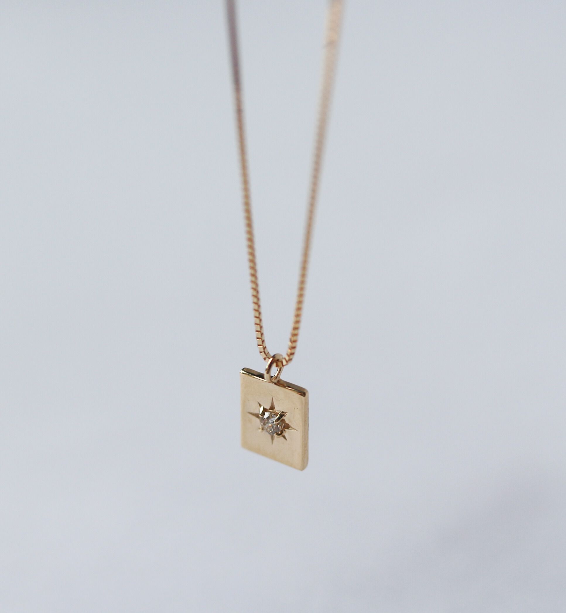  「ダイヤモンド 0.025ct スクエア プレート ネックレス | K10YG」|ネックレス|