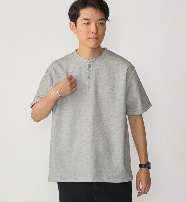 SHIPS「【WEB限定】SHIPS:〈手洗い可能/抗菌/防臭〉ワンポイント ロゴ バーズアイ ヘンリーネック Tシャツ」|Tシャツ・カットソー|