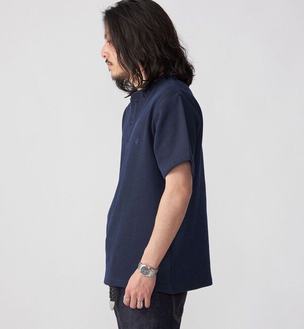 SHIPS「【WEB限定】SHIPS:〈手洗い可能/抗菌/防臭〉ワンポイント ロゴ バーズアイ ヘンリーネック Tシャツ」|Tシャツ・カットソー|