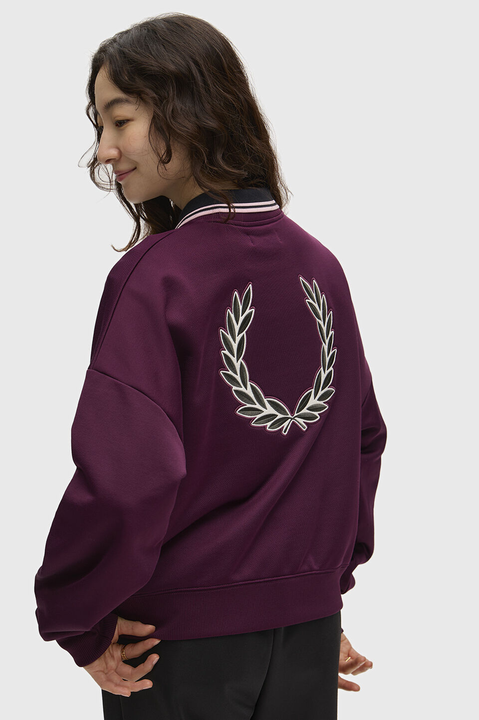 FRED PERRY 「FRED PERRY／Laurel Wreath Badge Sweatshirt／ローレルリースバッジスウェット」|スウェット・ジャージ|PLUM