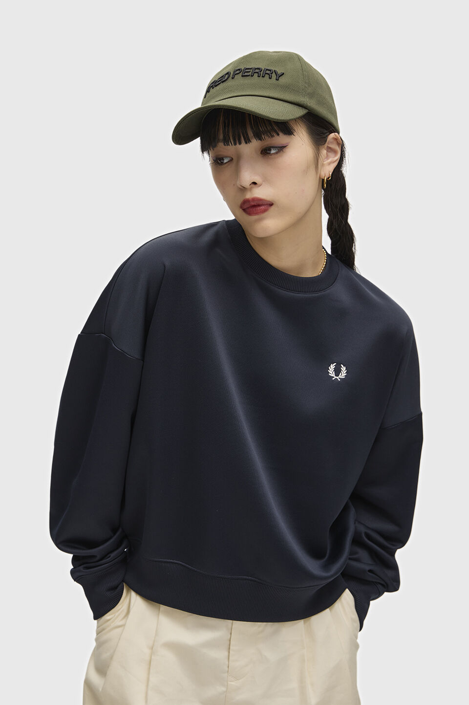 FRED PERRY 「FRED PERRY／Laurel Wreath Badge Sweatshirt／ローレルリースバッジスウェット」|スウェット・ジャージ|NAVY