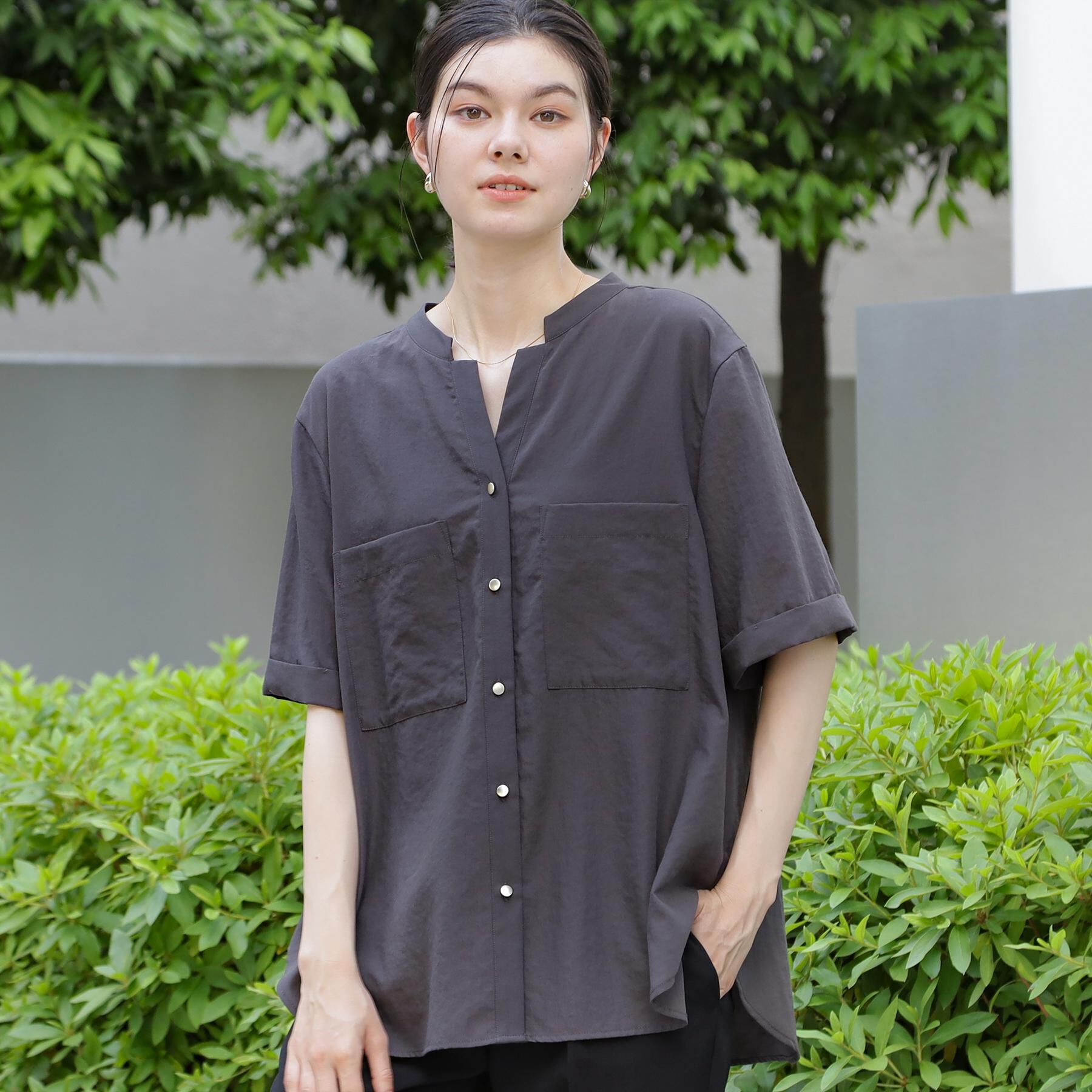 THE SHOP TK「【M-XL/刻みネックですっきり見え】Wポケット金ボタン 5分袖シャツ」|シャツ・ブラウス|スミクロ(018)