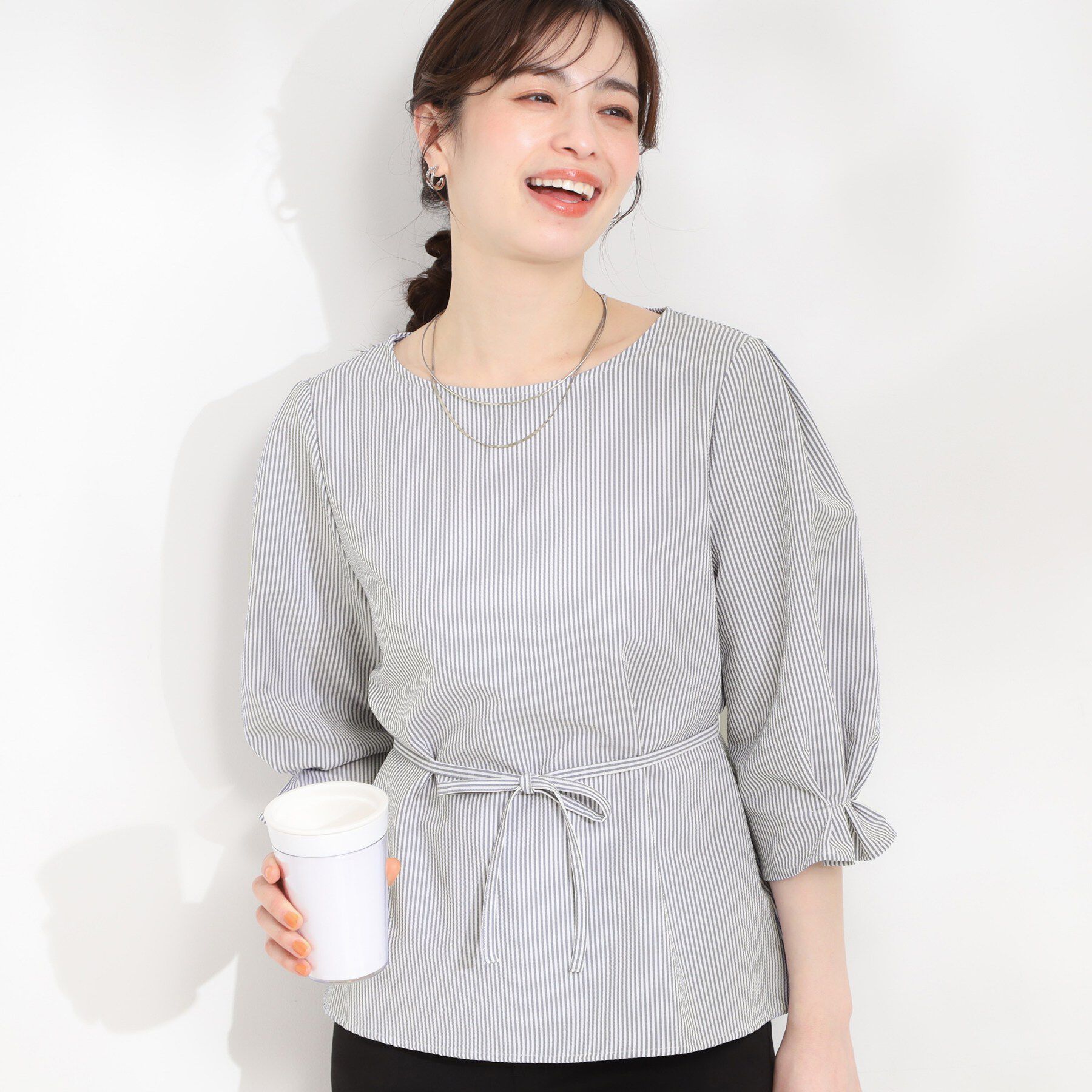 SHOO･LA･RUE「【洗濯機可/UV/3WAY】シルエットが変えられる ウエストリボンブラウス」|シャツ・ブラウス|ブルー(391)