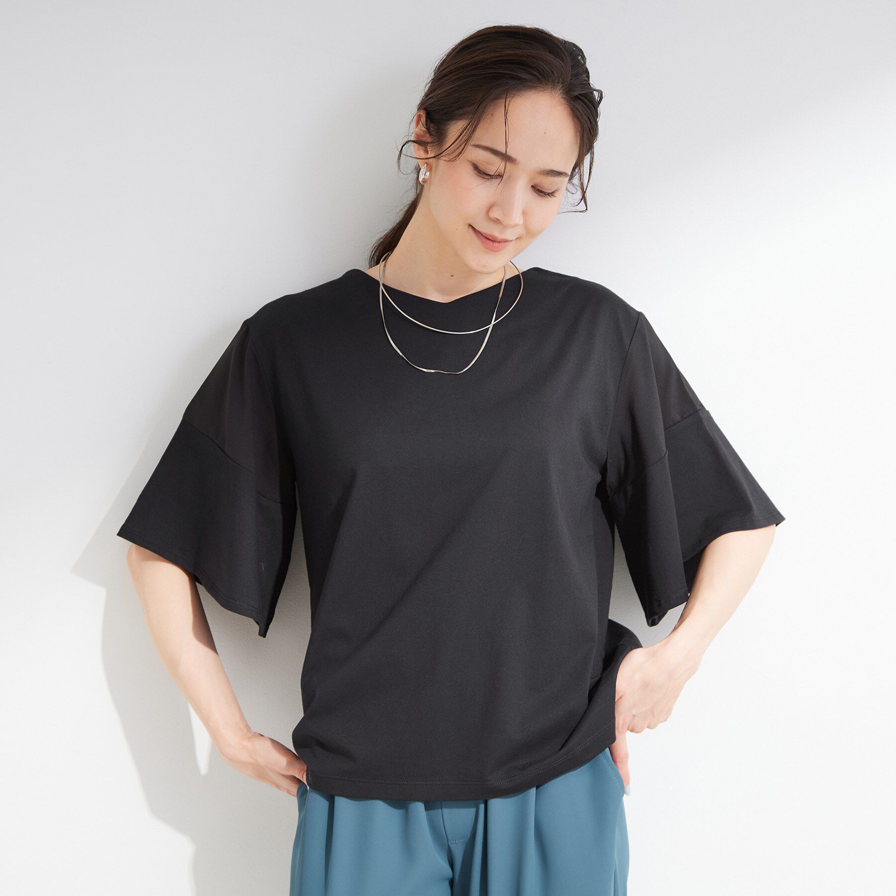 SHOO･LA･RUE「【ひんやり/S-LL/体型カバー】フレアスリーブで二の腕を自然に隠せる 浅VネックTシャツ」|Tシャツ・カットソー|