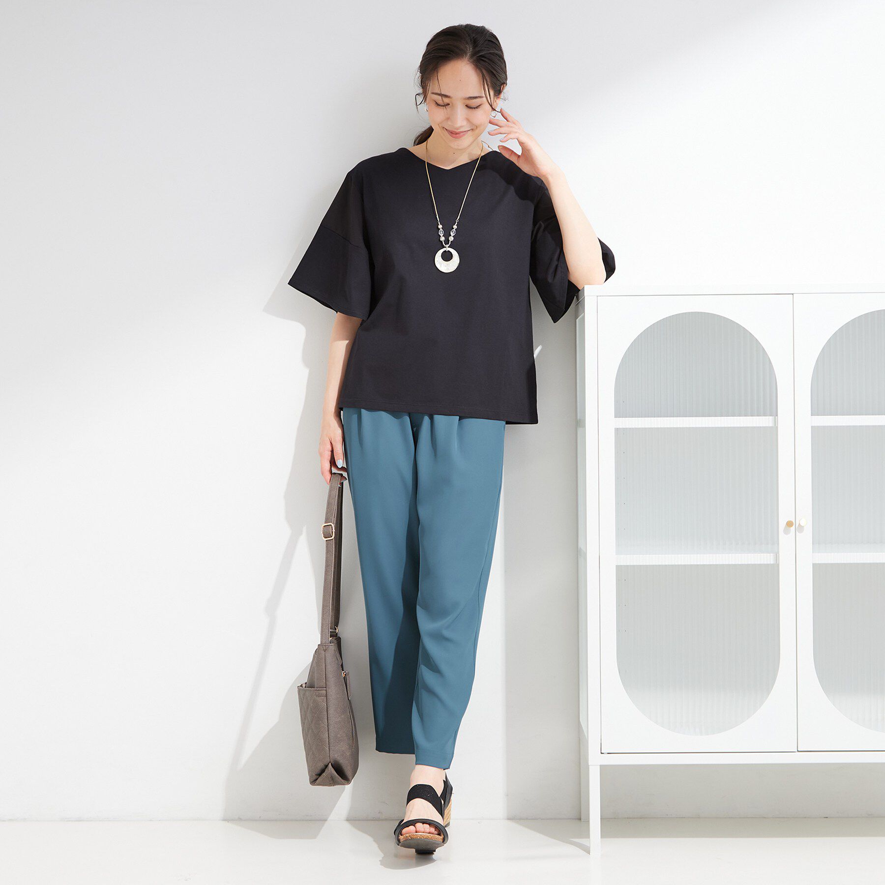 SHOO･LA･RUE「【ひんやり/S-LL/体型カバー】フレアスリーブで二の腕を自然に隠せる 浅VネックTシャツ」|Tシャツ・カットソー|