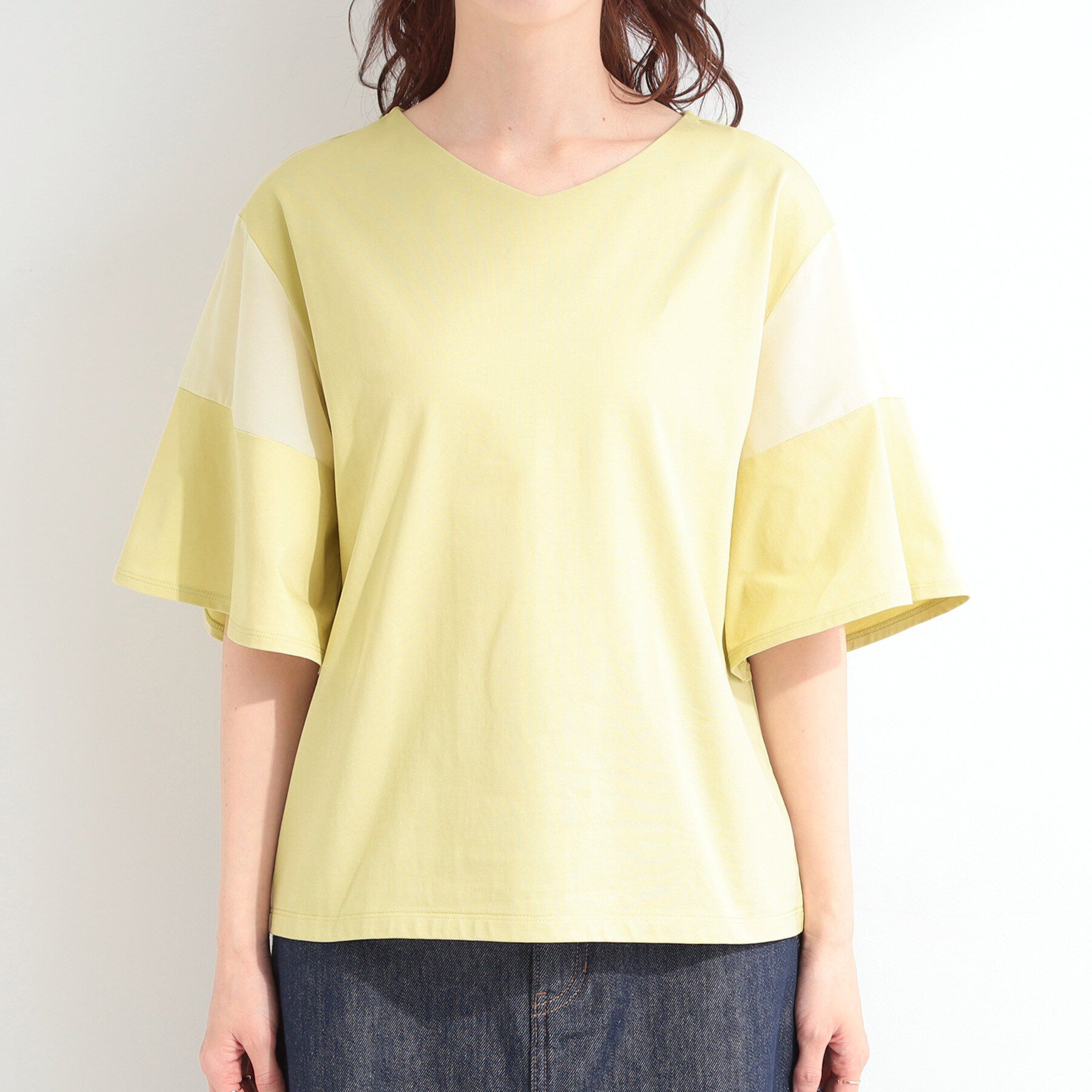 SHOO･LA･RUE「【ひんやり/S-LL/体型カバー】フレアスリーブで二の腕を自然に隠せる 浅VネックTシャツ」|Tシャツ・カットソー|