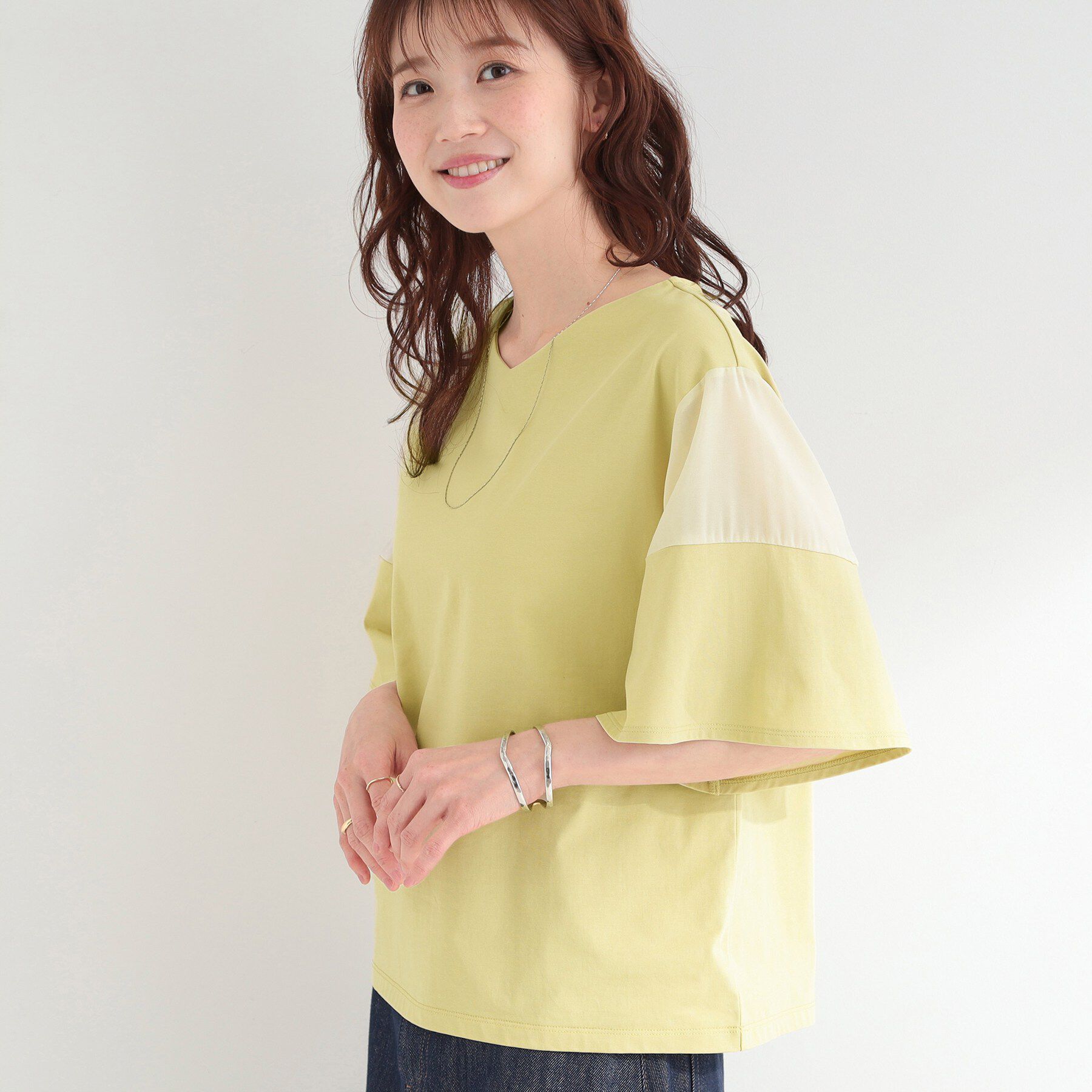 SHOO･LA･RUE「【ひんやり/S-LL/体型カバー】フレアスリーブで二の腕を自然に隠せる 浅VネックTシャツ」|Tシャツ・カットソー|イエロー(030)