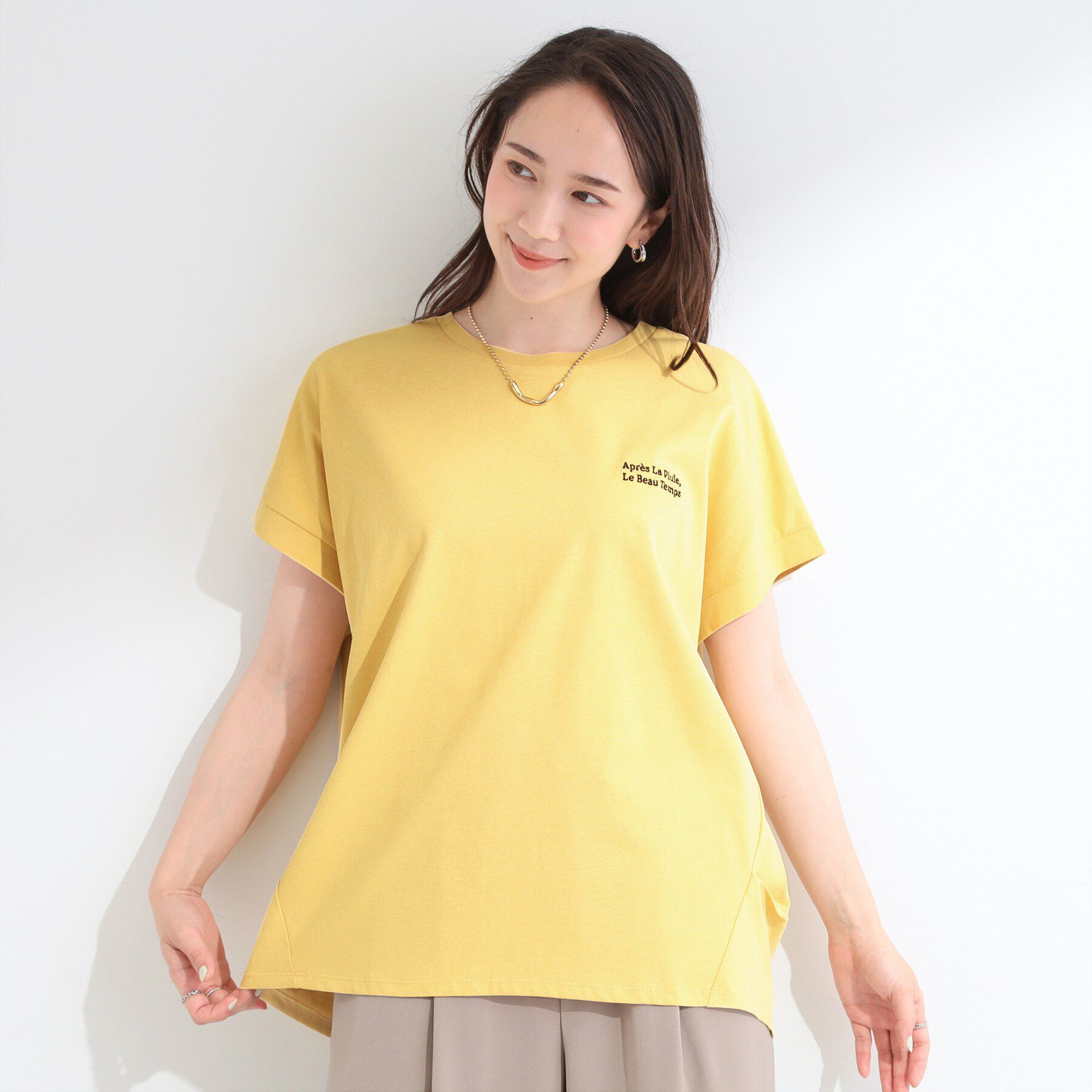 SHOO･LA･RUE「【汗じみ防止/ひんやり/体型カバー】真夏の味方。汗じみが気になりにくい 大人の刺繍ロゴTシャツ」|Tシャツ・カットソー|