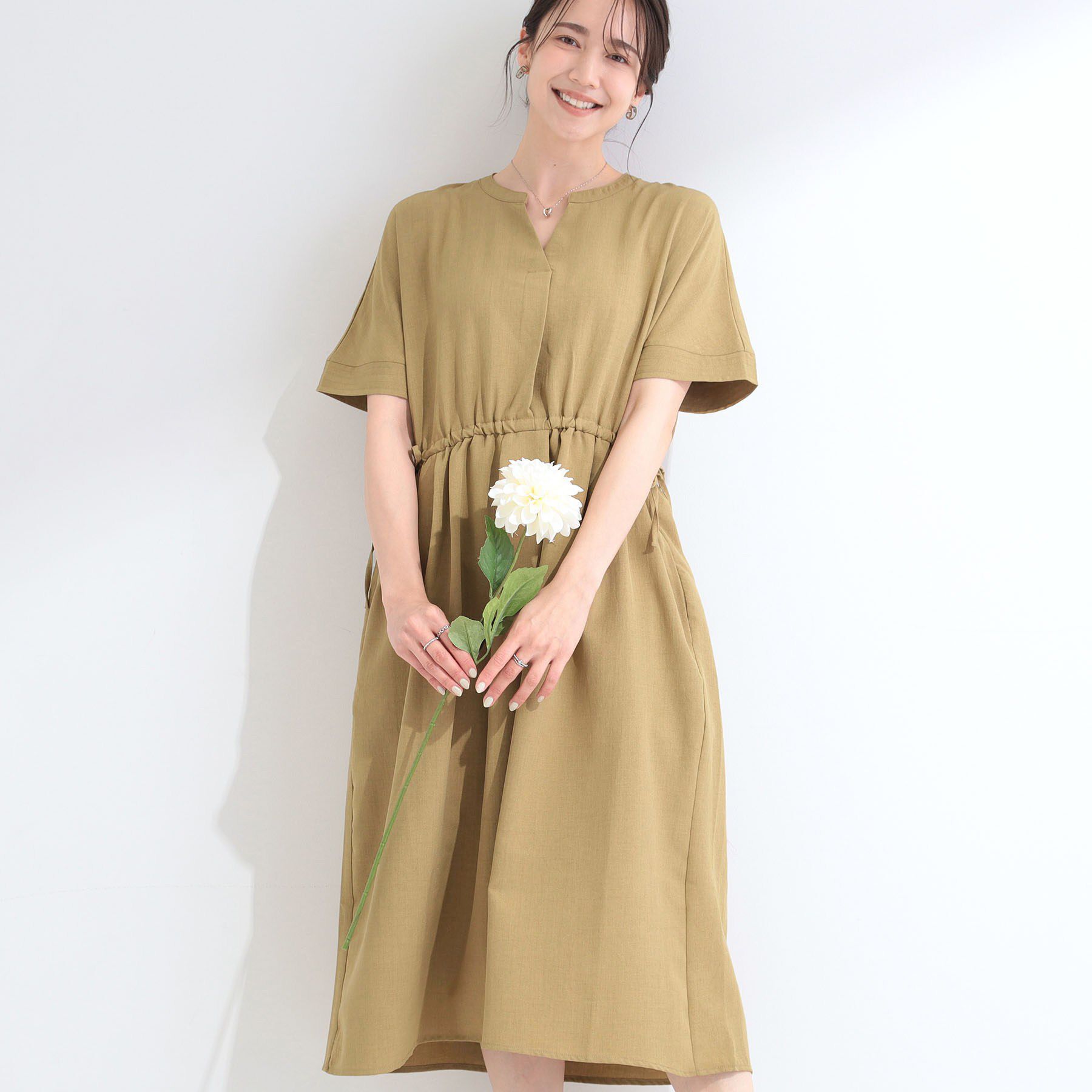 SHOO･LA･RUE「【洗濯機可/体型カバー】ウエストシャーリングで女性らしく 麻調スキッパーサイドリボンワンピース」|ワンピース|マスタード(033)