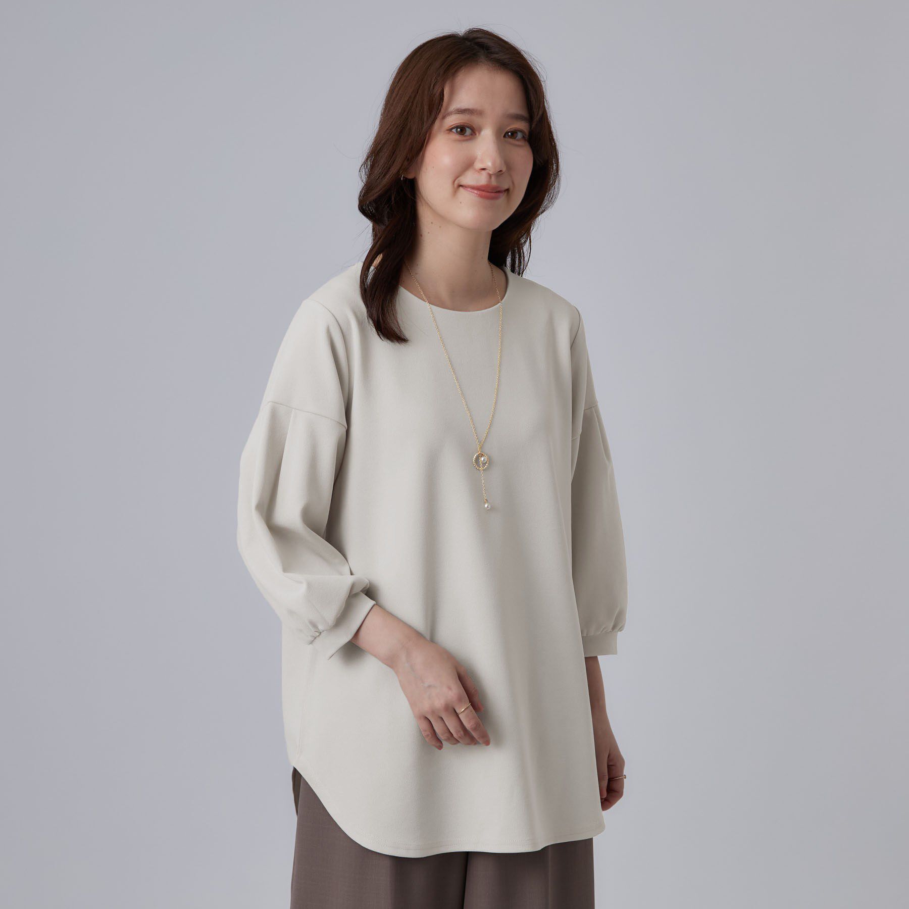 SHOO･LA･RUE「【着丈選べる/2点セット】大人のきれい見え ネックレス付き お袖タック8分袖トップス」|Tシャツ・カットソー|