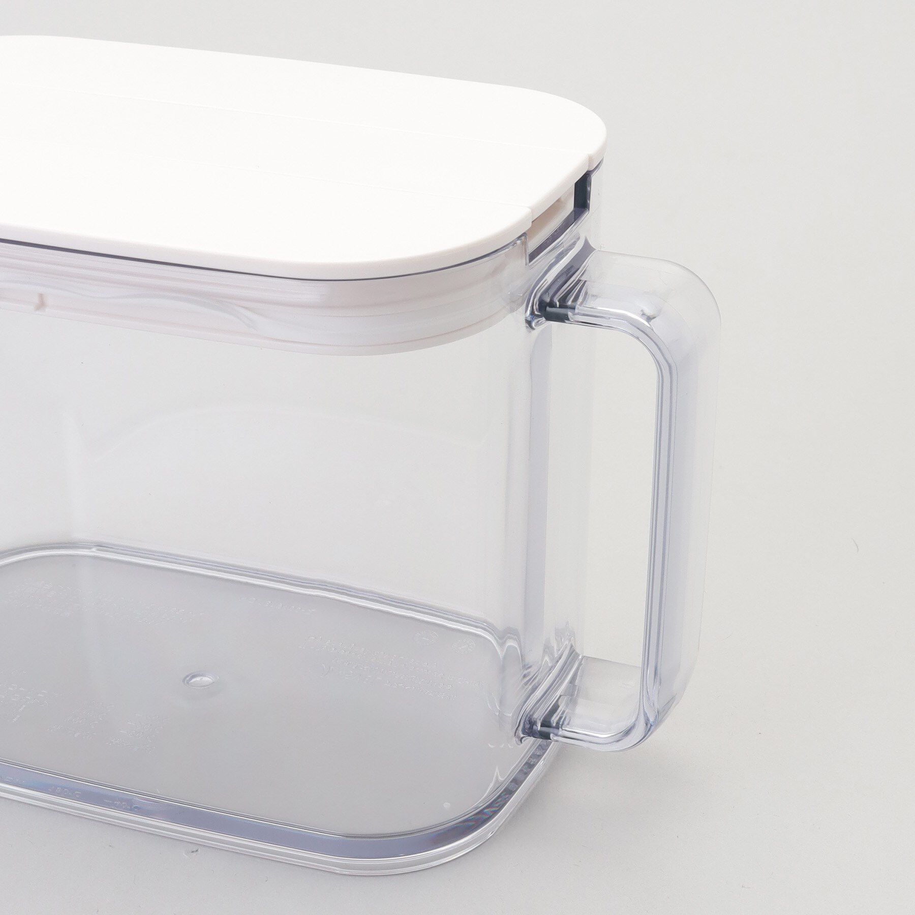 212 KITCHEN STORE「棚に収まる冷水筒 1.0L WH」|グラス・マグカップ|