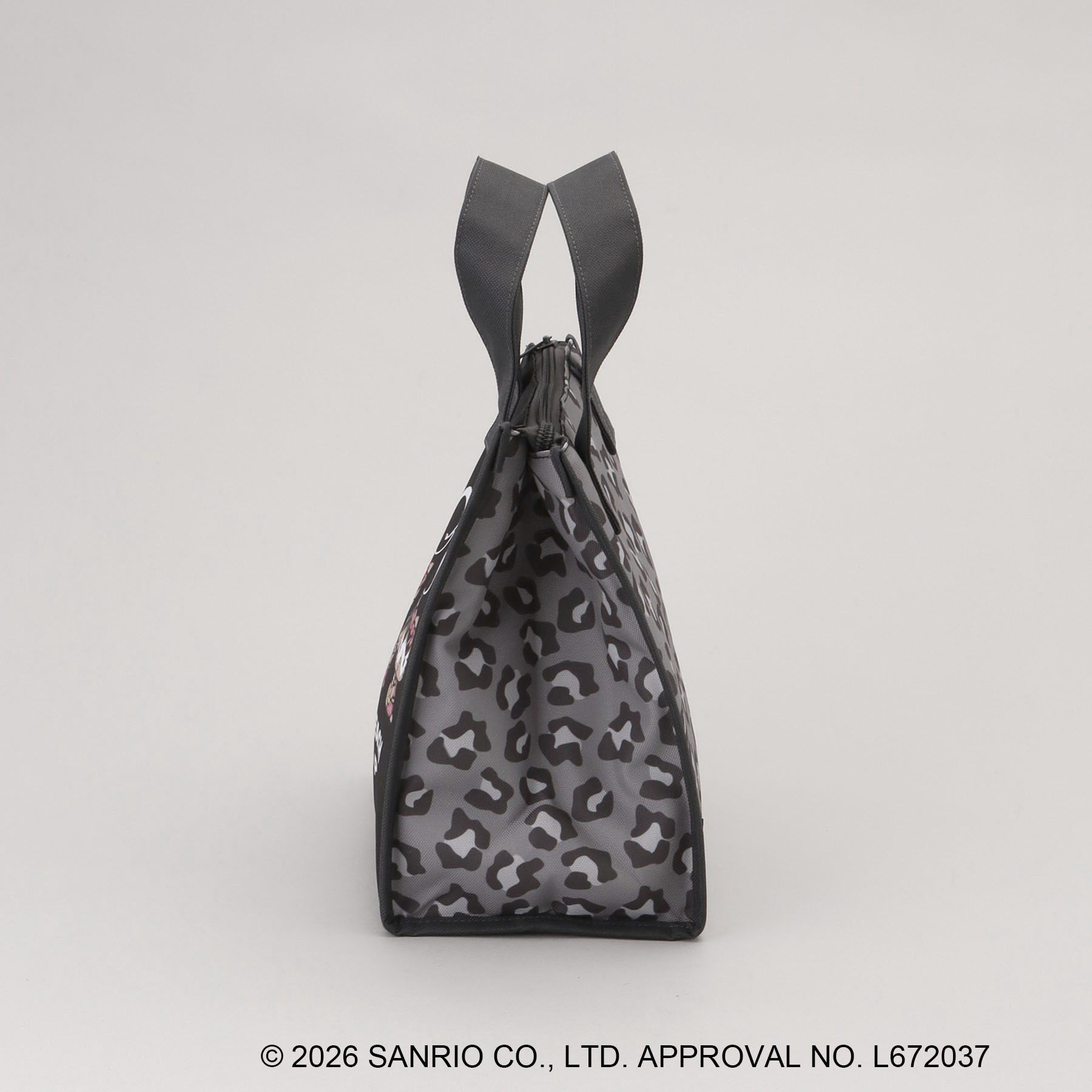 212 KITCHEN STORE「日焼けハローキティ 三角マチ保冷バッグ LEOPARD BK」|その他|