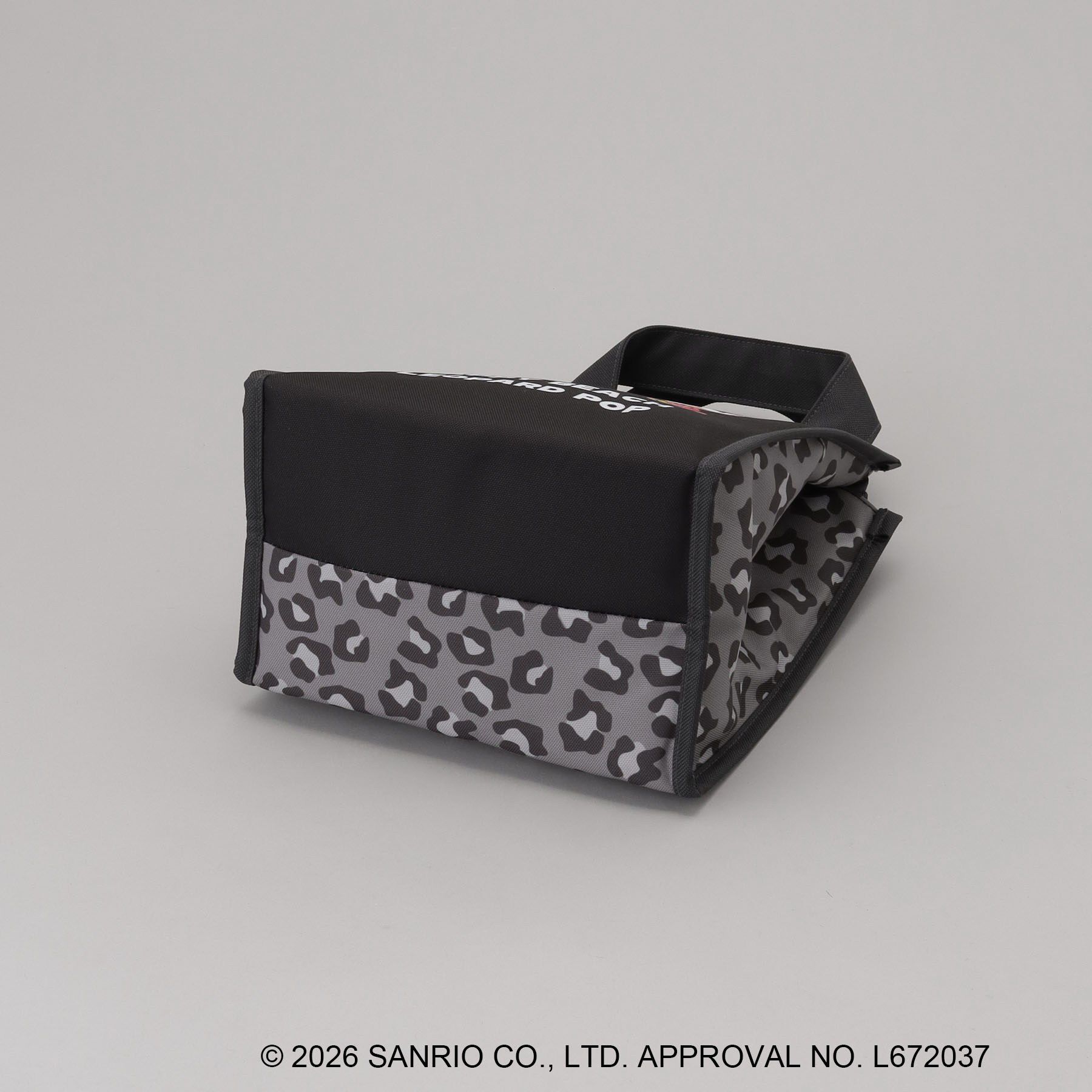 212 KITCHEN STORE「日焼けハローキティ 三角マチ保冷バッグ LEOPARD BK」|その他|