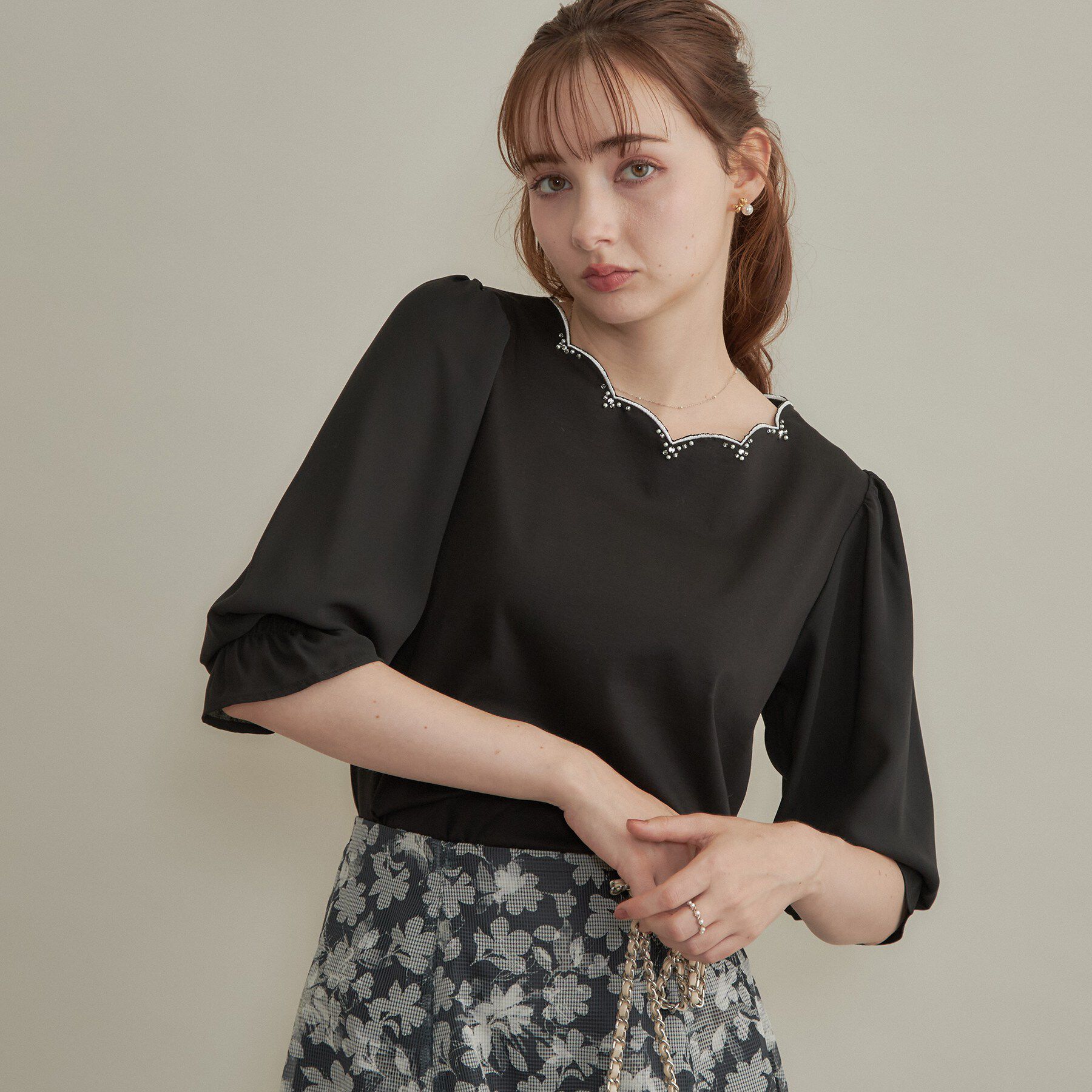 Couture broach「【顔まわり華やぐ・接触冷感・UVカット】スカラ刺繍トップス」|Tシャツ・カットソー|