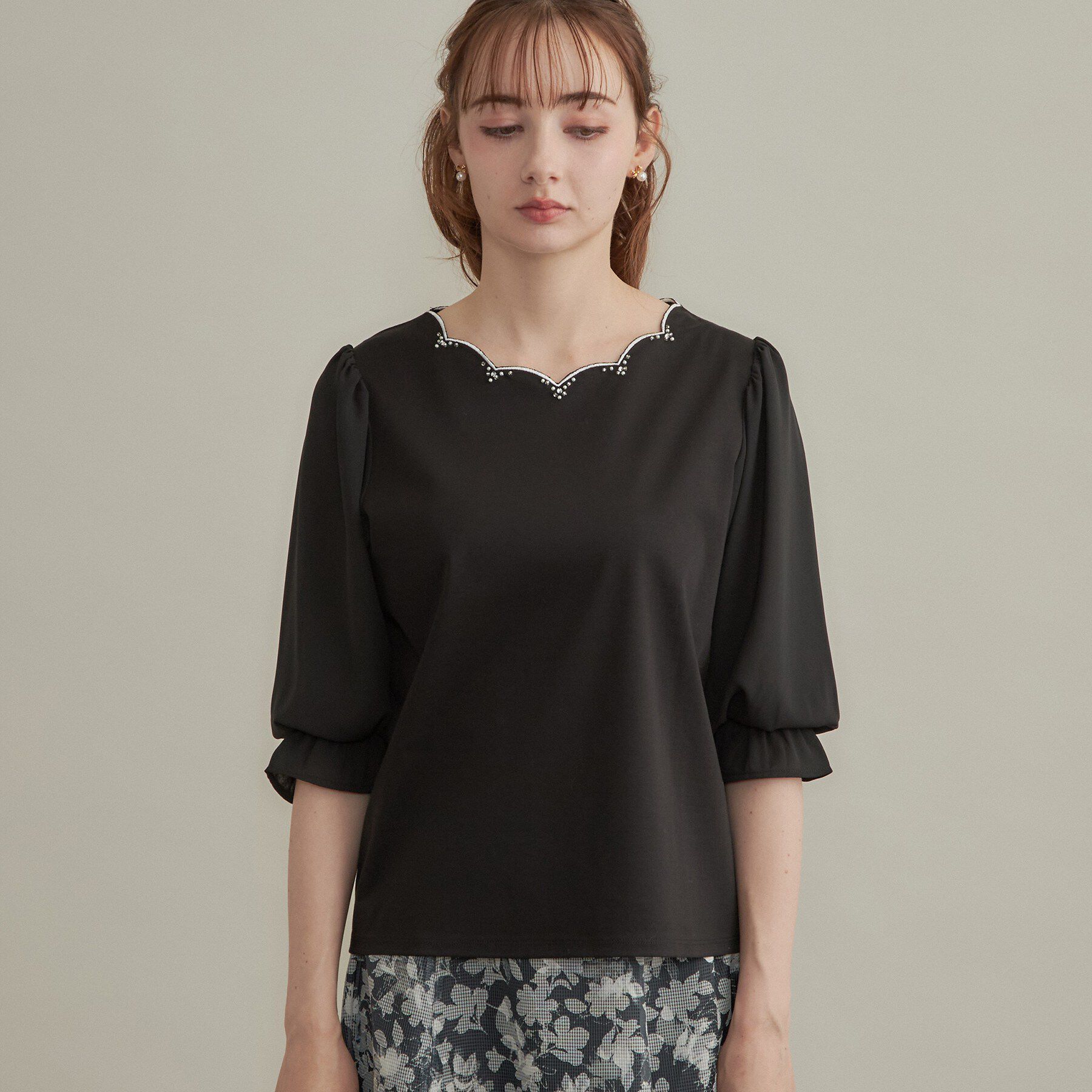 Couture broach「【顔まわり華やぐ・接触冷感・UVカット】スカラ刺繍トップス」|Tシャツ・カットソー|