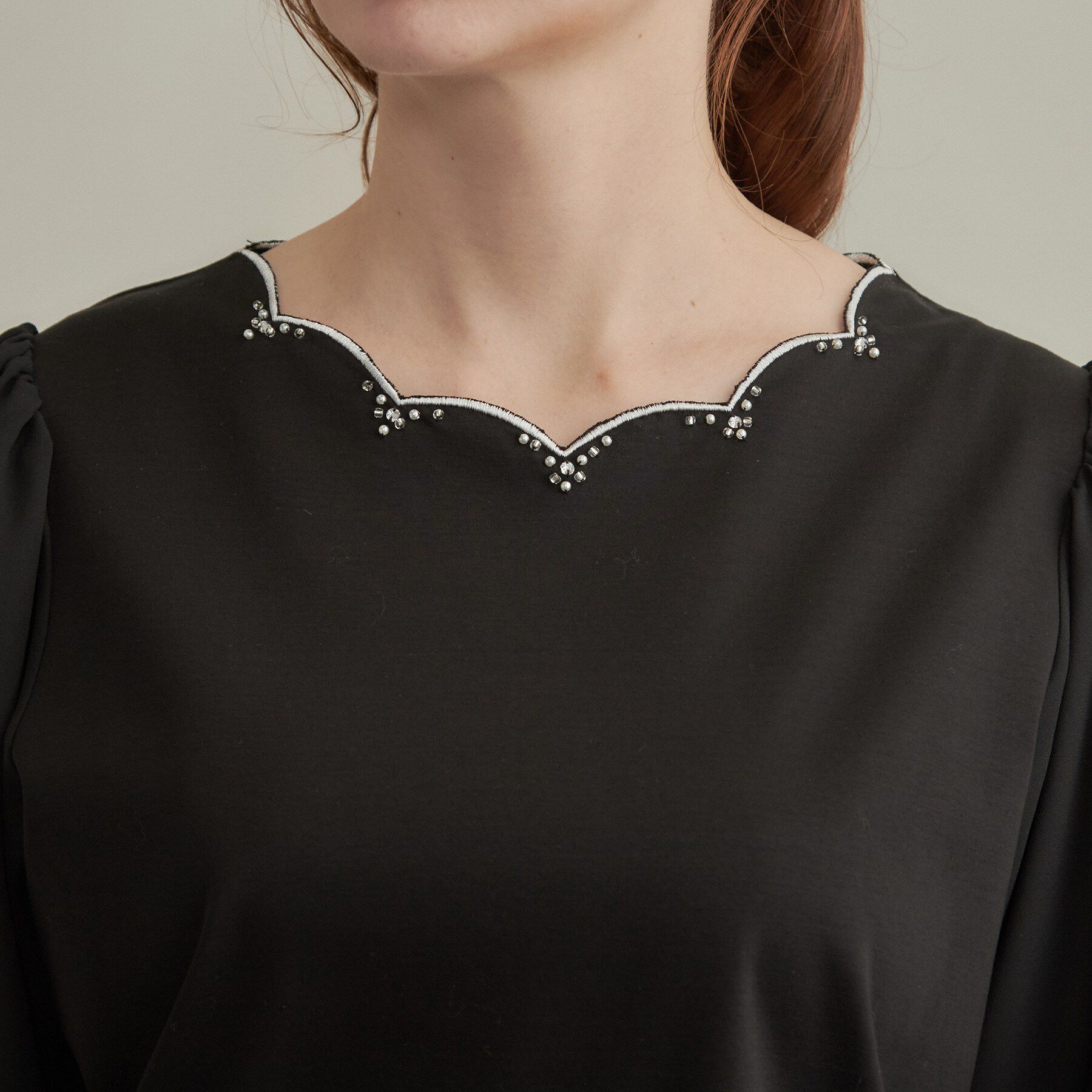 Couture broach「【顔まわり華やぐ・接触冷感・UVカット】スカラ刺繍トップス」|Tシャツ・カットソー|