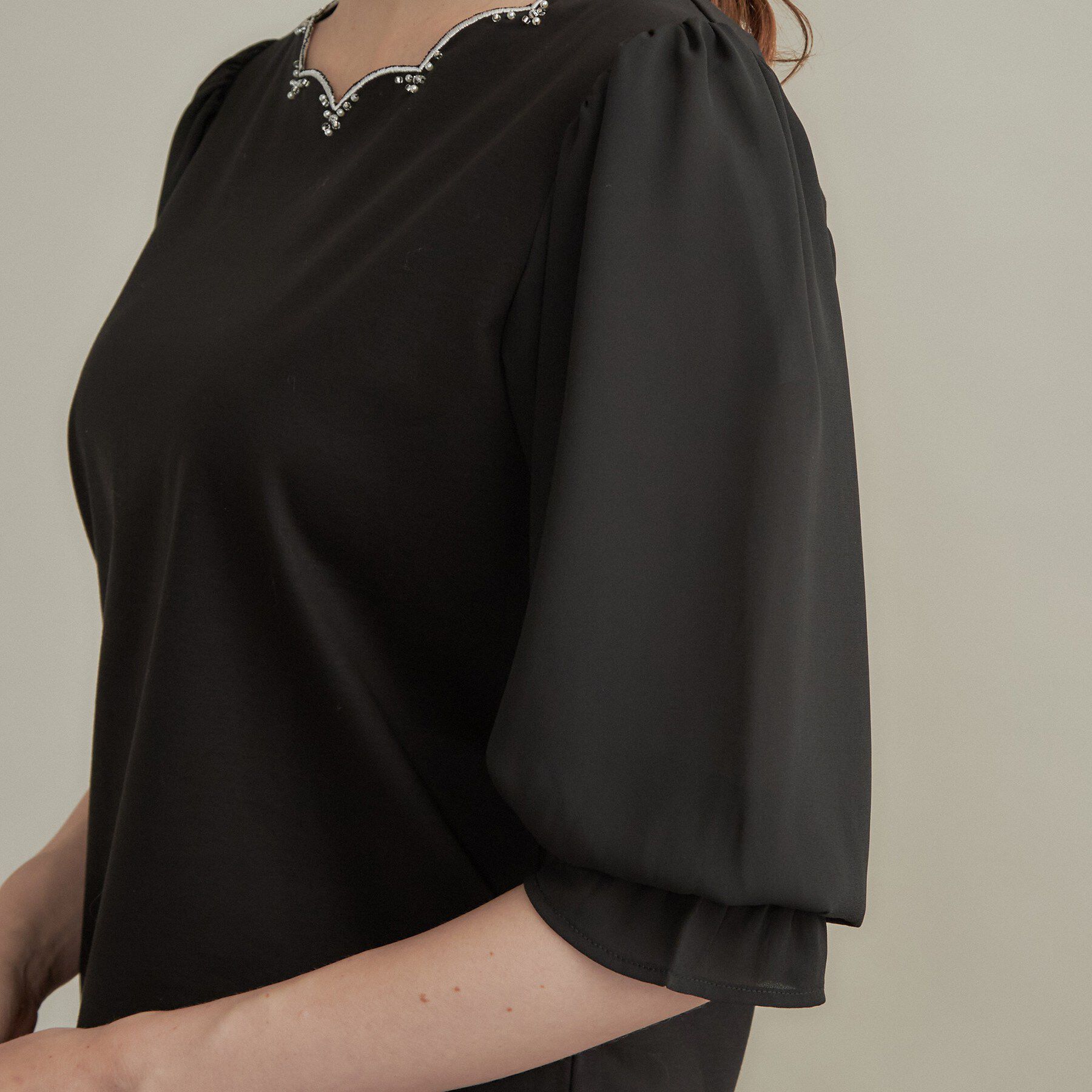 Couture broach「【顔まわり華やぐ・接触冷感・UVカット】スカラ刺繍トップス」|Tシャツ・カットソー|