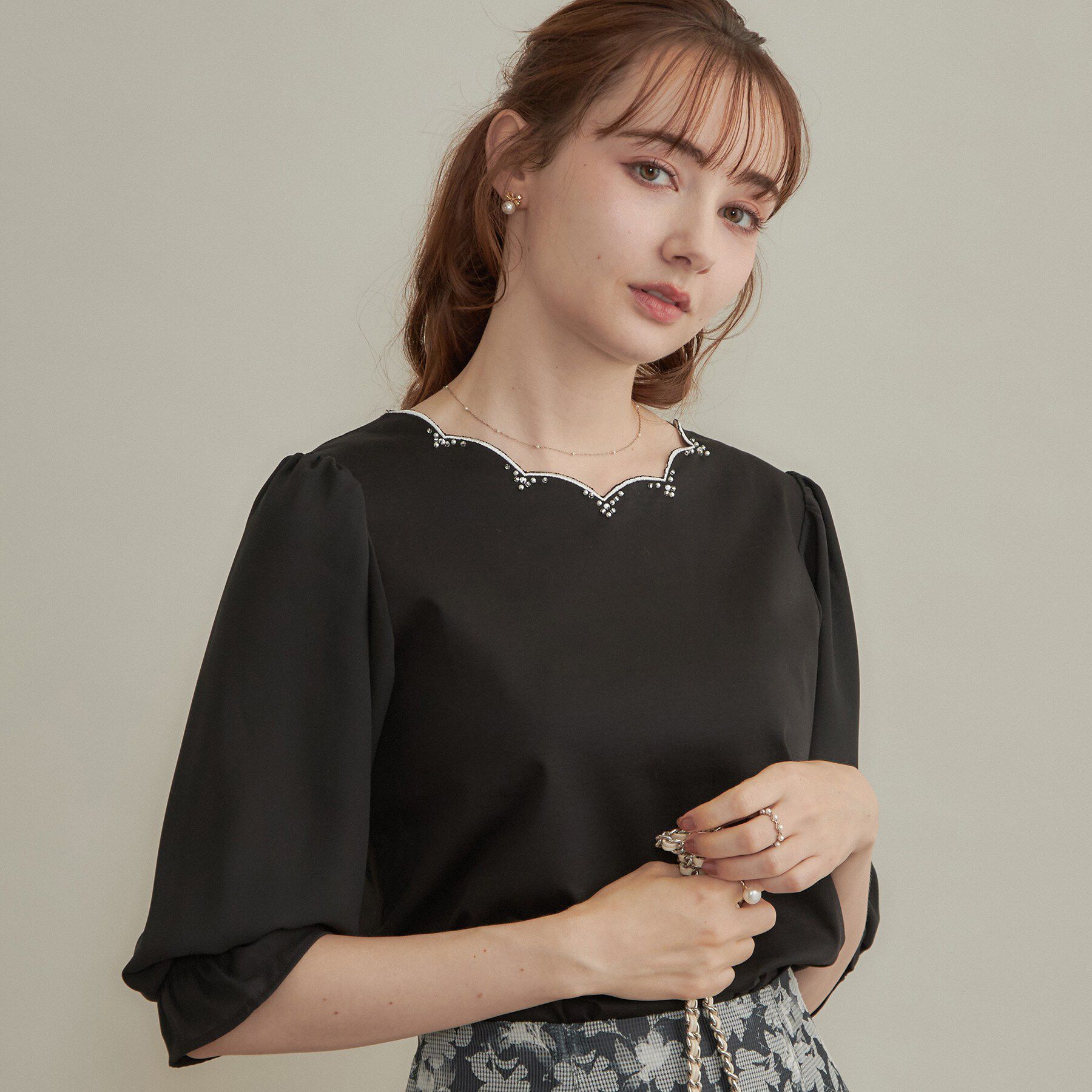 Couture broach「【顔まわり華やぐ・接触冷感・UVカット】スカラ刺繍トップス」|Tシャツ・カットソー|ブラック(019)