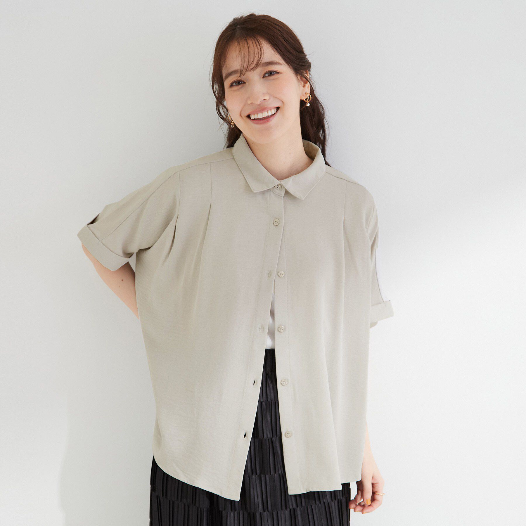 SHOO･LA･RUE「【ひんやり/洗濯後しわになりにくい/体型カバー】二の腕も隠せる　お袖ロールアップ半袖シャツ」|シャツ・ブラウス|