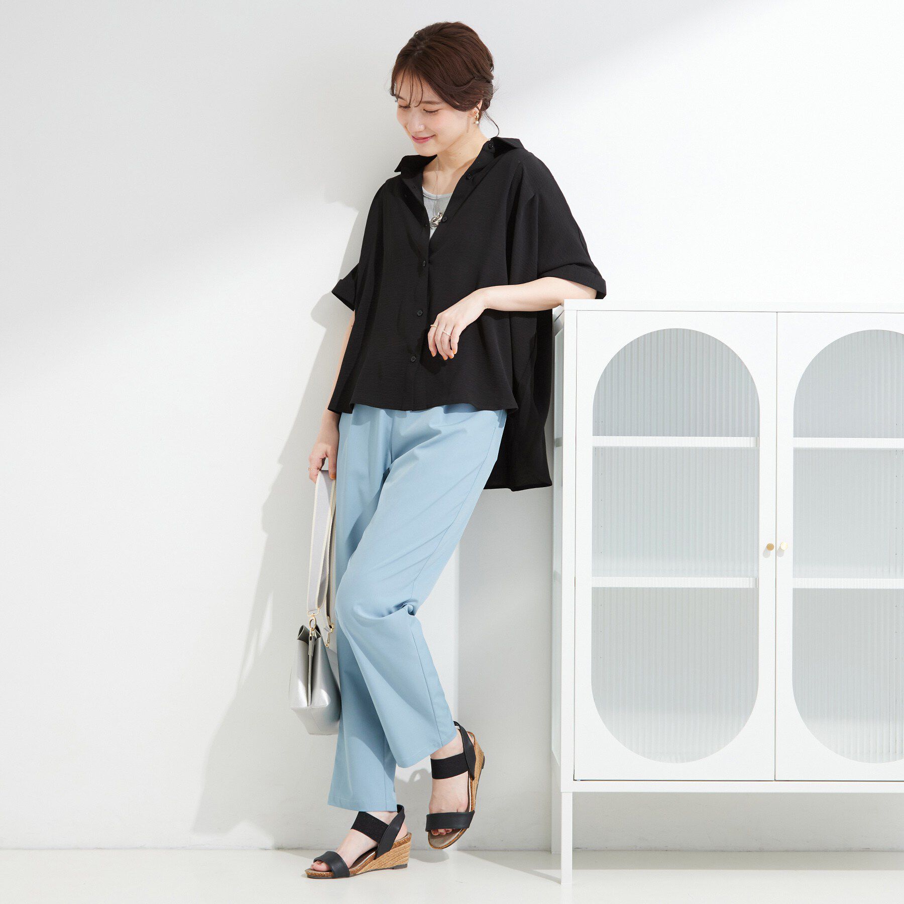 SHOO･LA･RUE「【ひんやり/洗濯後しわになりにくい/体型カバー】二の腕も隠せる　お袖ロールアップ半袖シャツ」|シャツ・ブラウス|