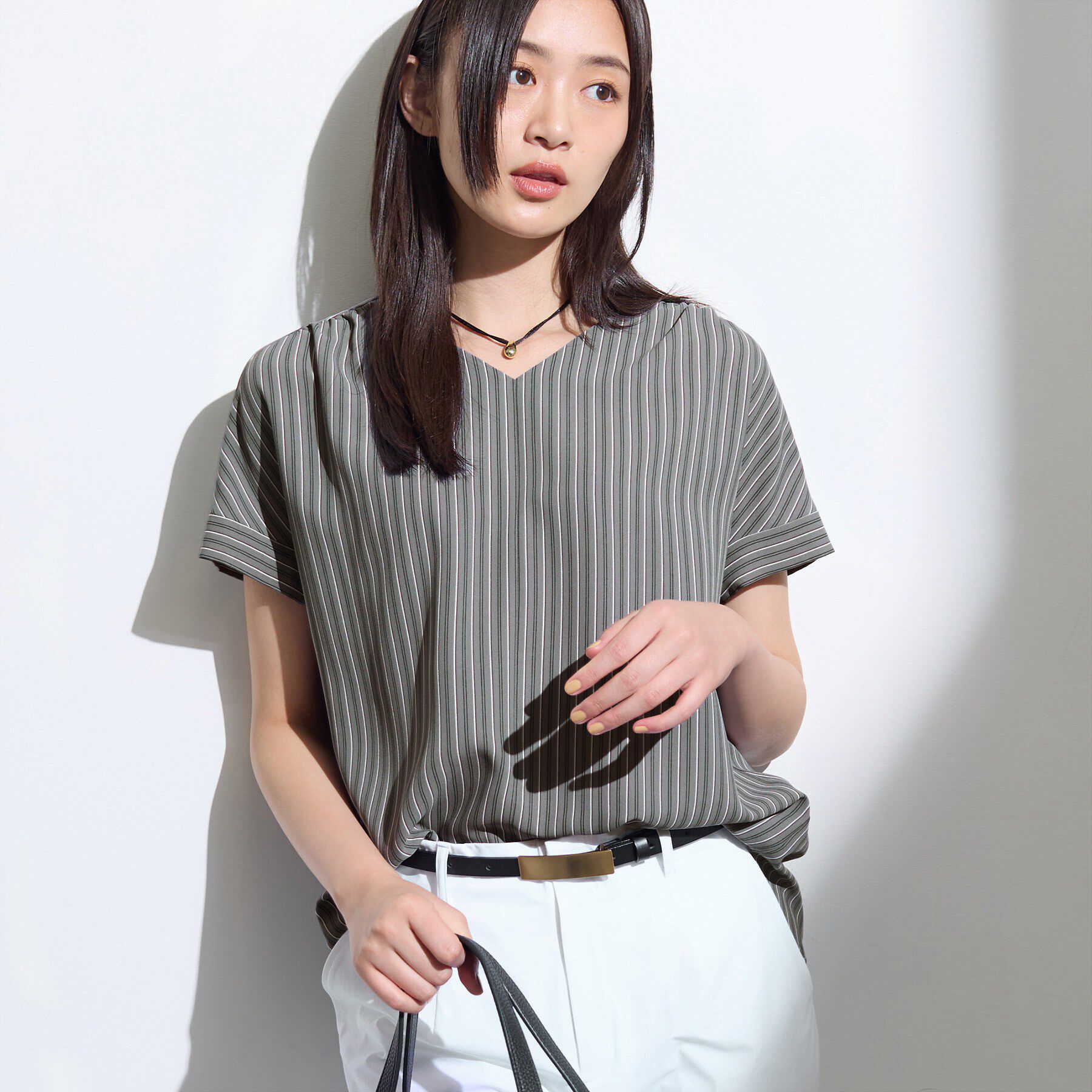 INDIVI「【清涼感／UVケア／接触冷感】Vネックストライプブラウス」|シャツ・ブラウス|チャコールグレー(1