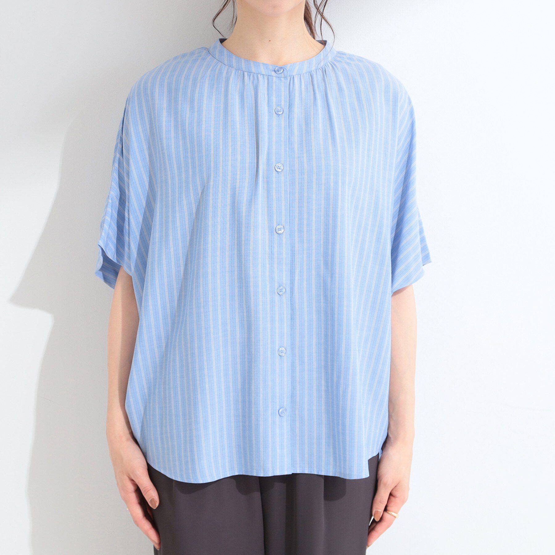SHOO･LA･RUE「【ひんやり/洗濯機可/体型カバー】二の腕隠れる ゆるっとドルマンバンドカラーシャツ」|シャツ・ブラウス|