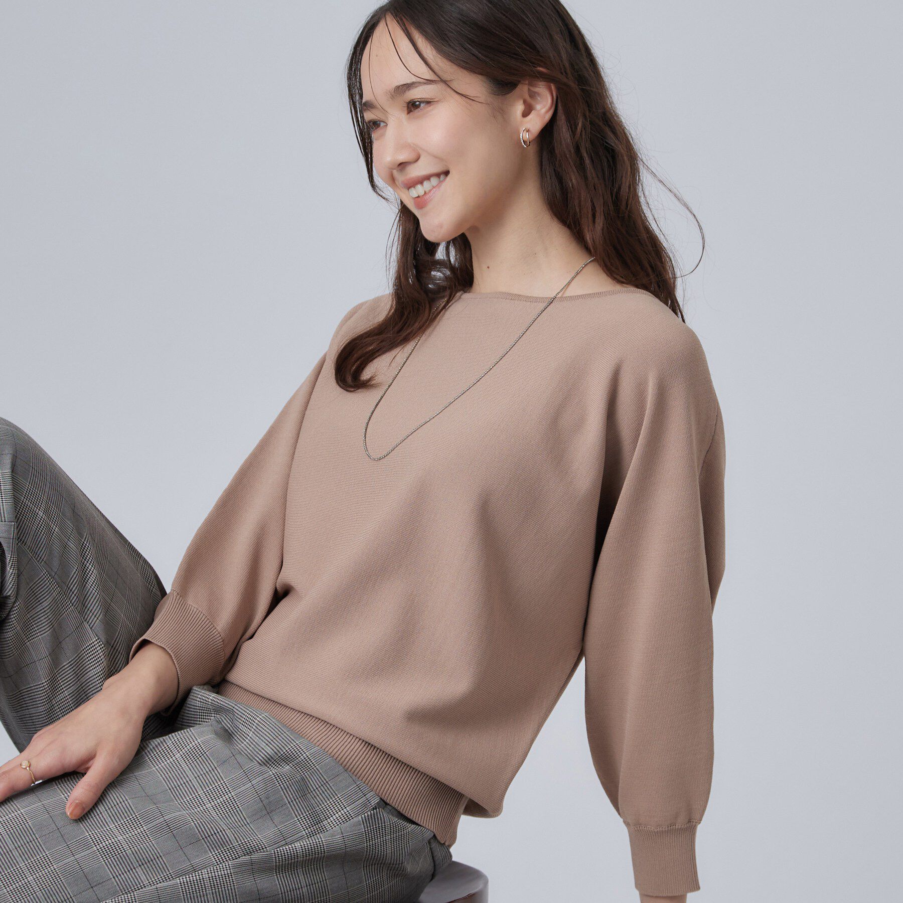SHOO･LA･RUE「【洗濯機可】軽やかでさらっとしたタッチ すっきり見えドルマンニット」|ニット・セーター|ベージュ(052)