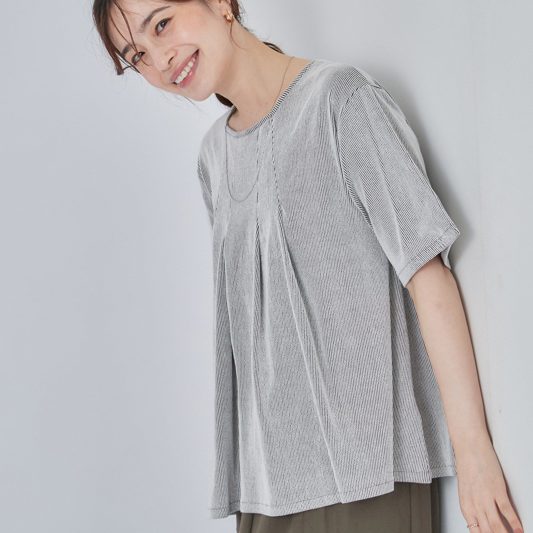 SHOO･LA･RUE「【洗濯機可/S-LL】インせずすっきり見え ストライプ柄タックトップス」|Tシャツ・カットソー|チャコールグレー(3